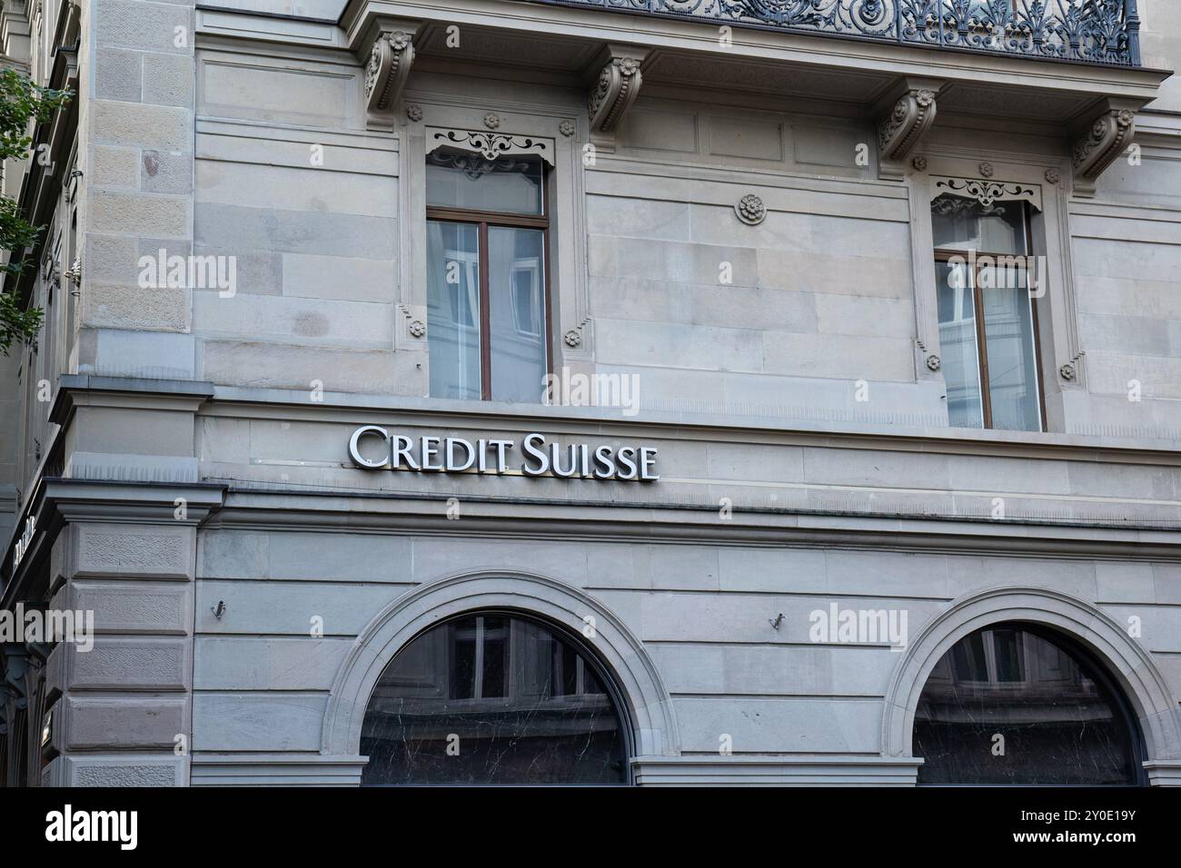 28-08-2024 Zürich, Schweiz. Kreditsuisse-Briefschilder an den Außenwänden eines der Hauptsitze, keine Leute. Stockfoto