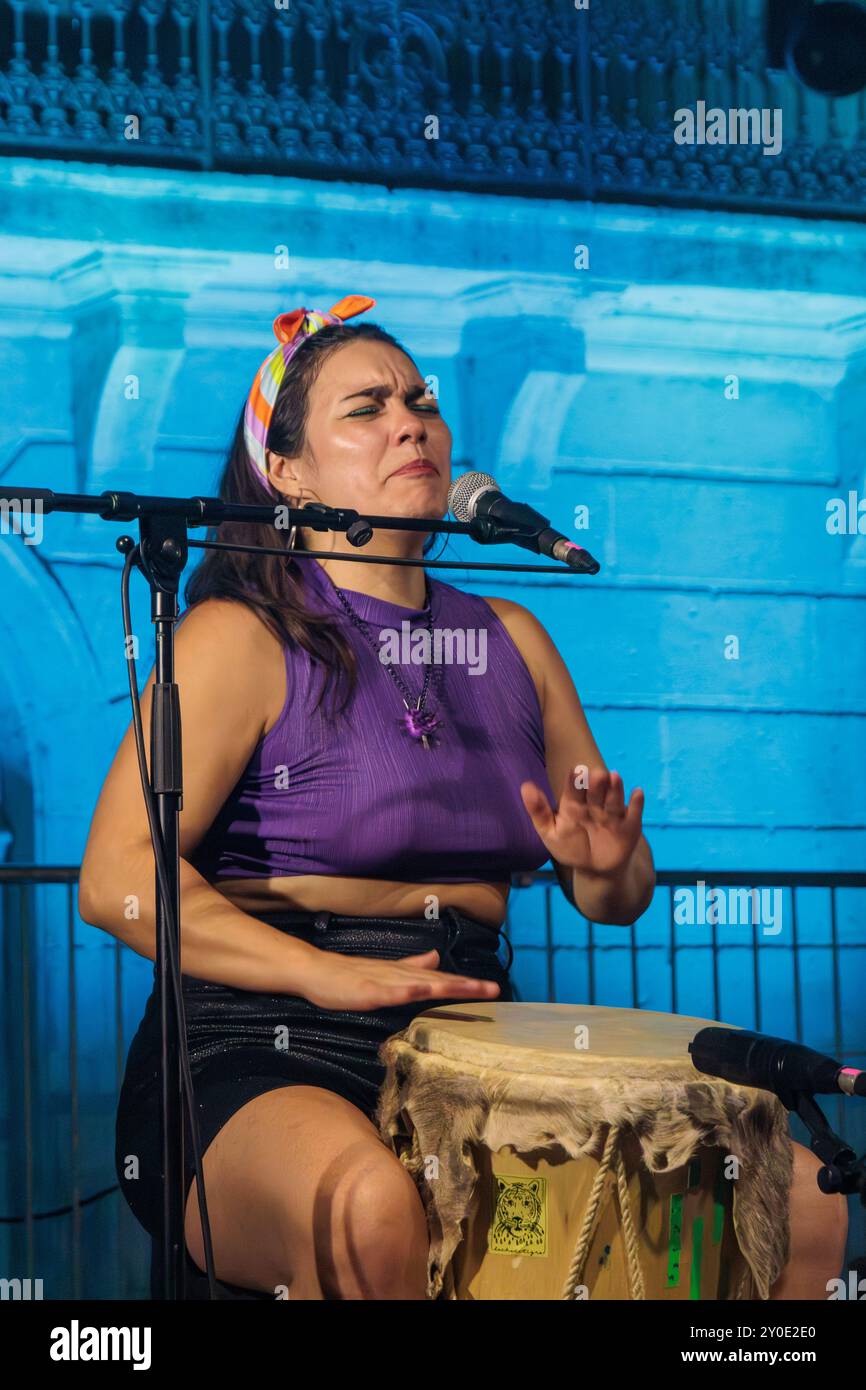 La Perla im Konzert für das Einladungsfestival in Lespignan. Occitanie, Frankreich Stockfoto