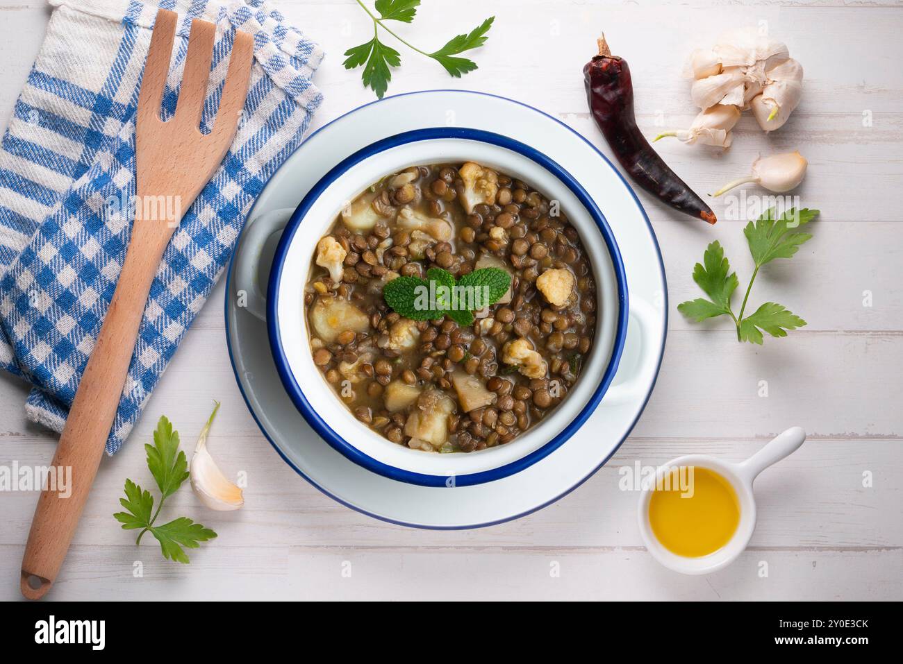 Linseneintopf mit Kartoffeln, traditionelle spanische Tapa. Draufsicht mit Dekorationen. Stockfoto