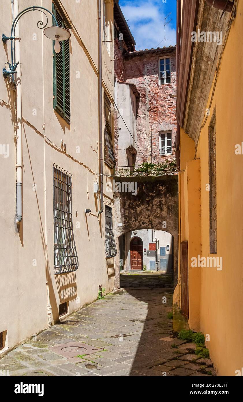 Lucca schöne mittelalterliche Altstadt Gasse mit antikem Bogen Stockfoto