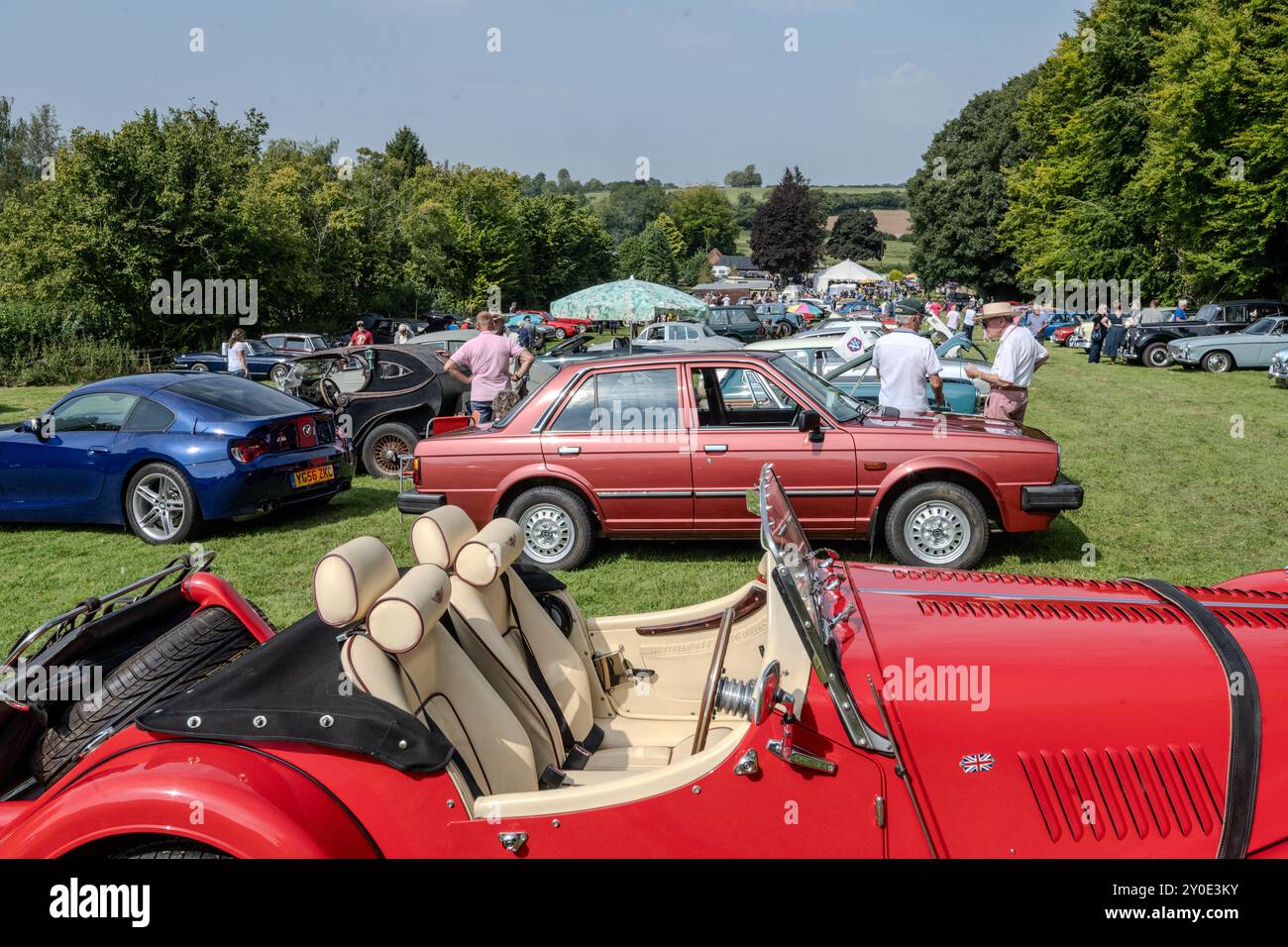Ein roter Morgan auf der Hinton Arms Classic Car Show in Hampshire, Großbritannien Stockfoto