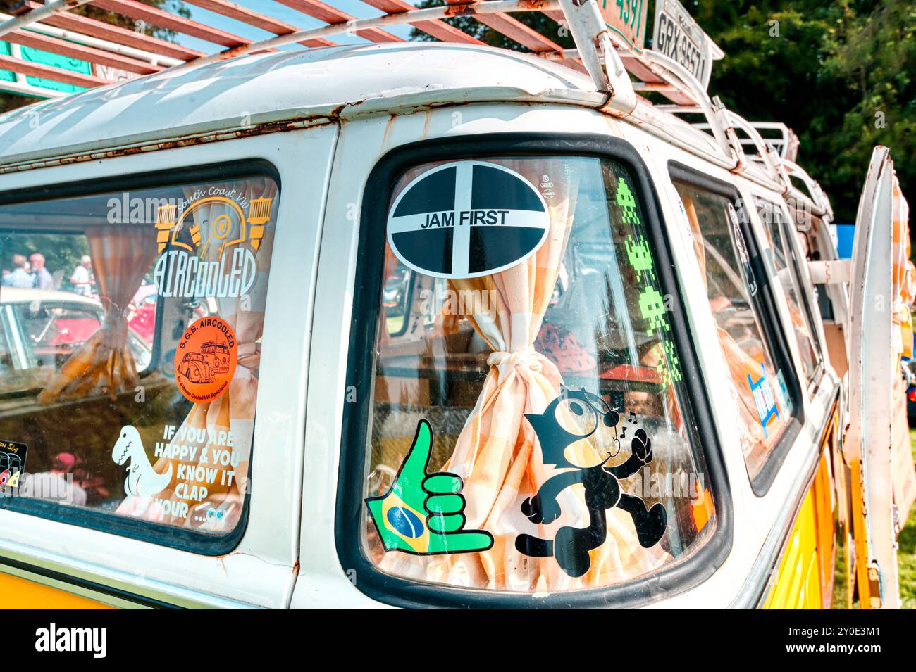 Jam First on Cornish Scones, VW-Aufkleber für Wohnwagen, Hinton Arms Car Show, Hinton Ampner, Hampshire, Großbritannien Stockfoto