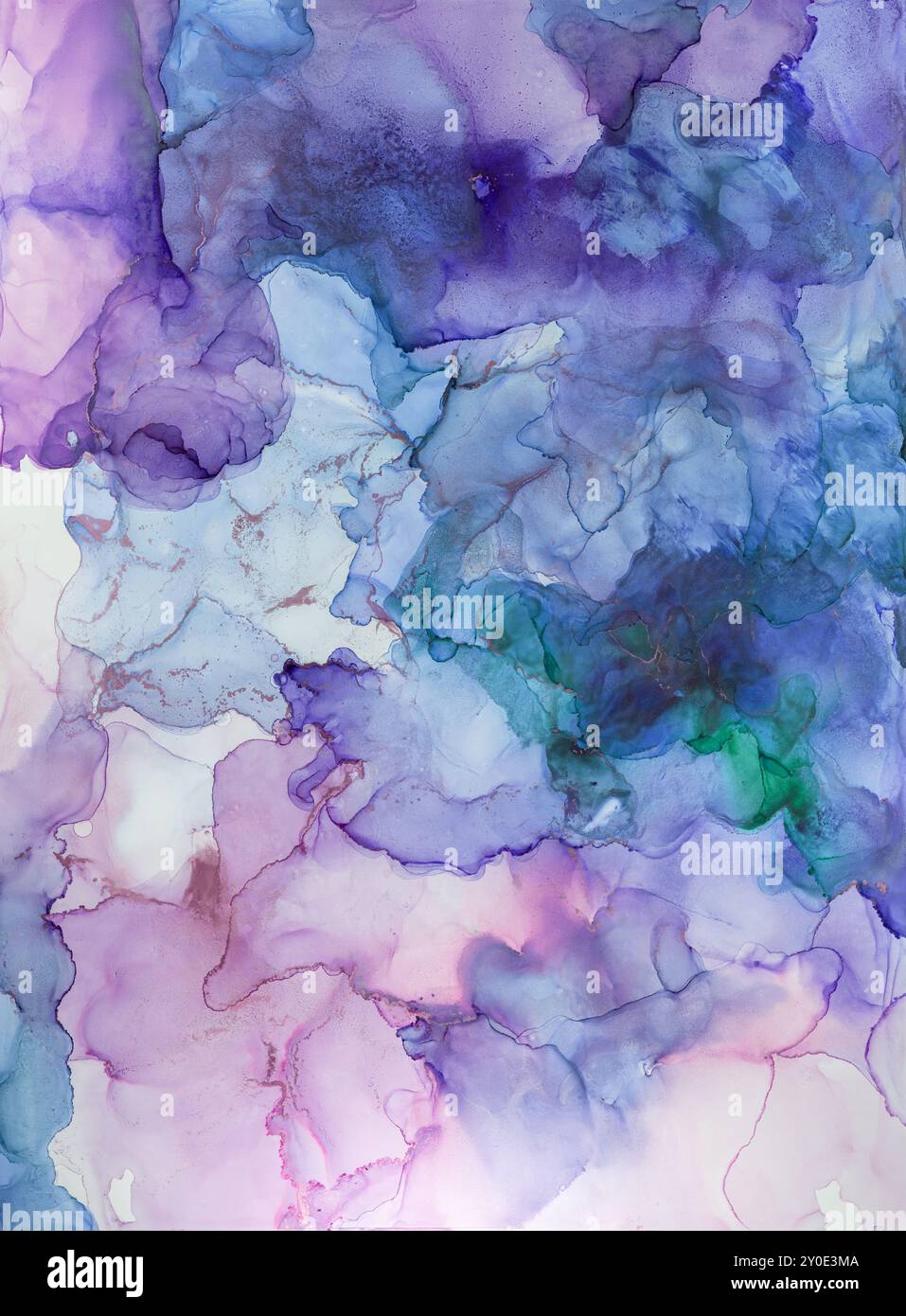 Lebendiges abstraktes Aquarelldesign mit wirbelnden Formen und Farben in violetten, blauen und grünen Tönen auf strukturiertem Hintergrund Stockfoto