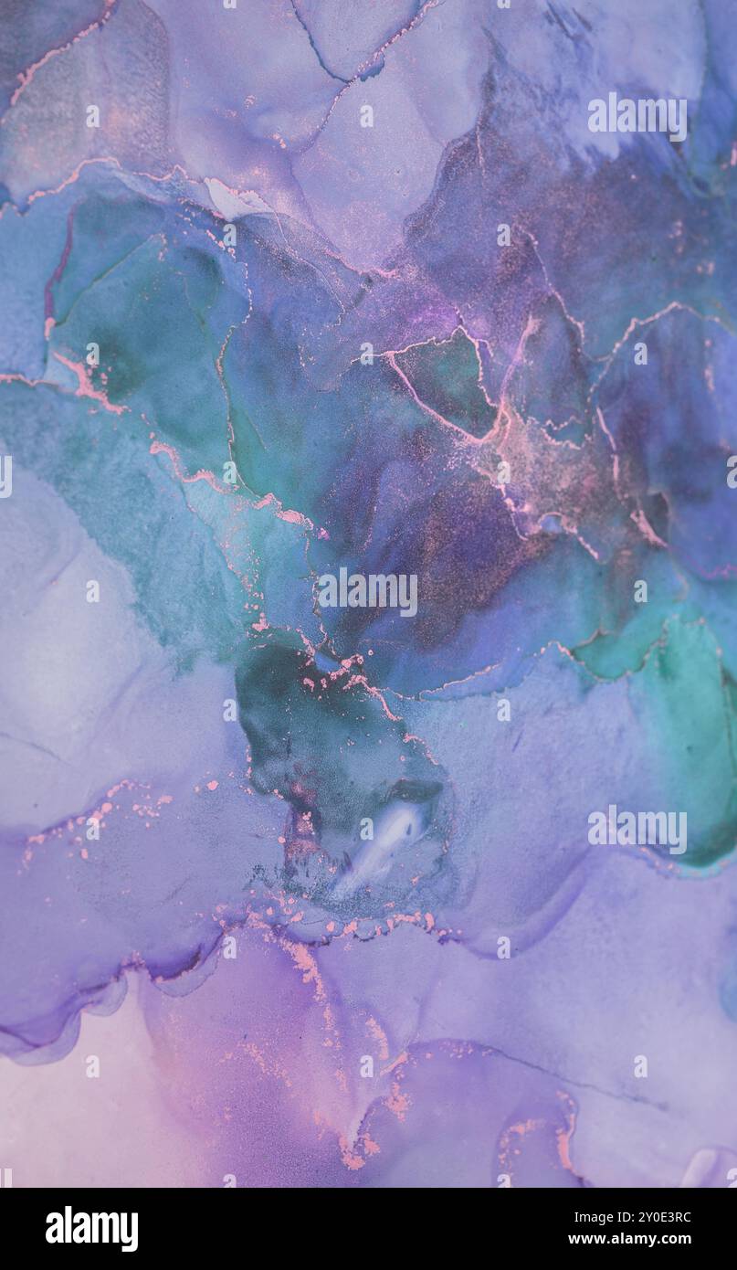 Wunderschöne abstrakte Aquarellkunst mit wirbelnden Violett-, Grün- und Blautönen mit zarten Goldakzenten, die einen ätherischen Effekt erzeugen Stockfoto