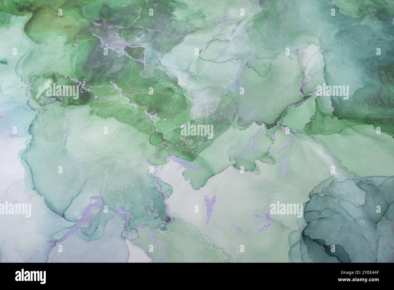 Sanftes Grün, abstrakte Aquarellkomposition mit mehrschichtigen Texturen, die natürliche Elemente in dezenten Farbtönen darstellen Stockfoto