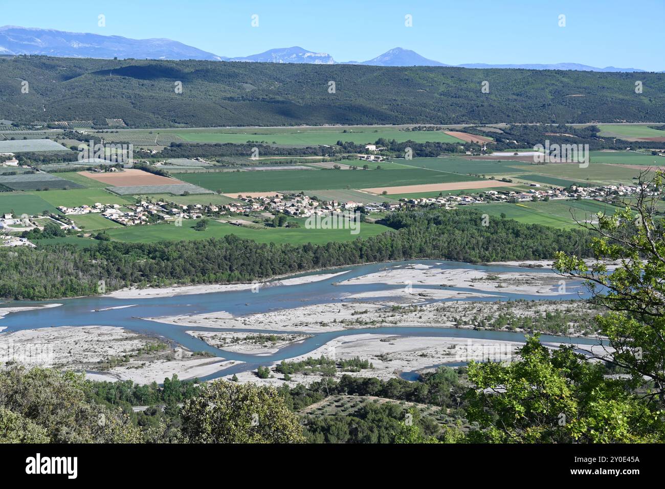 Panorama- oder Panoramablick über das Durance-Tal, die landwirtschaftliche Ebene, die Flutebene und den schlängelnden Durance-Fluss von Ganagobie Provence Frankreich Stockfoto
