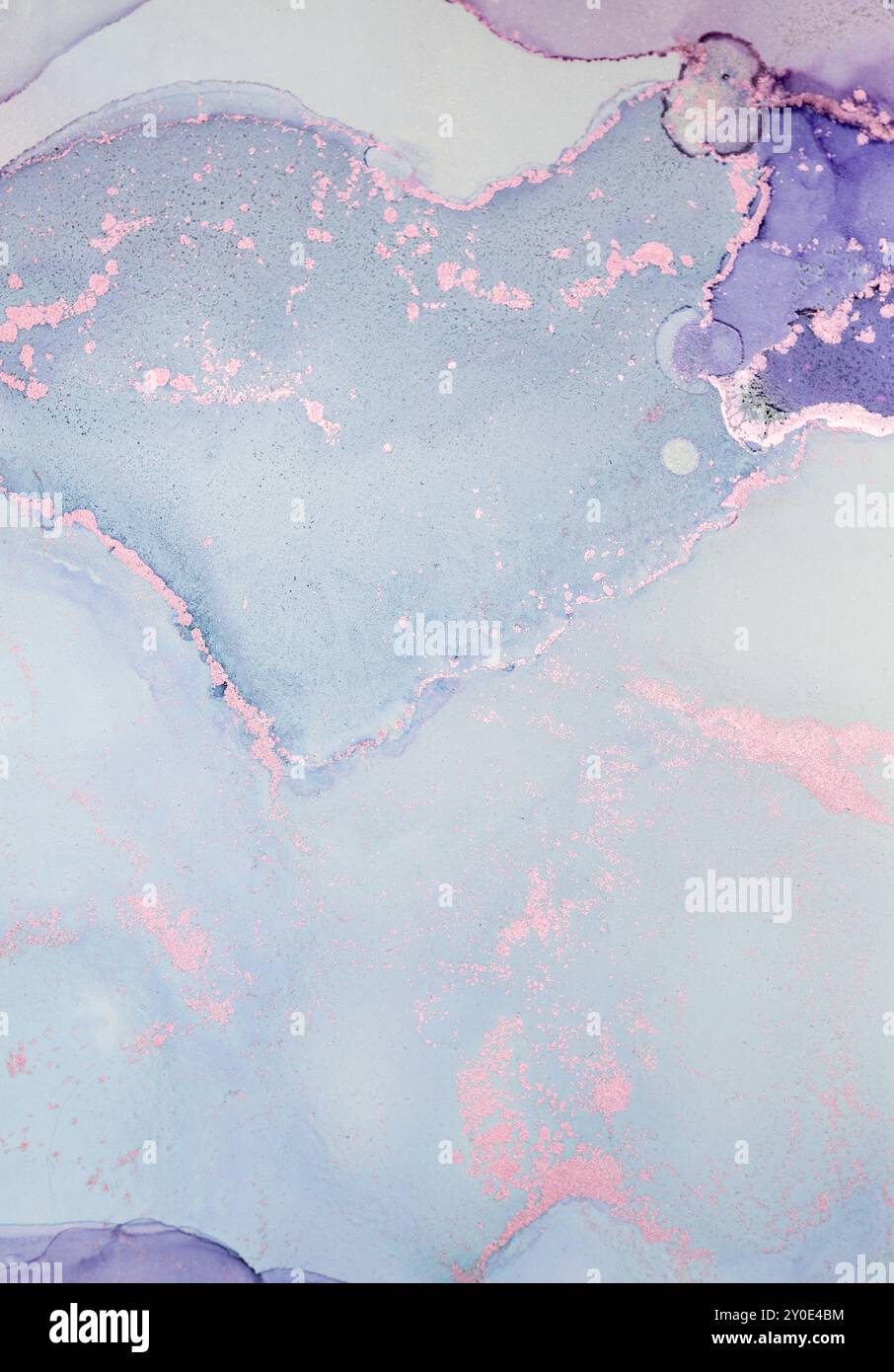 Abstrakte Aquarellkunst in sanften Blau-, Violett- und Rosa-Tönen in einer strukturierten, fließenden Komposition Stockfoto