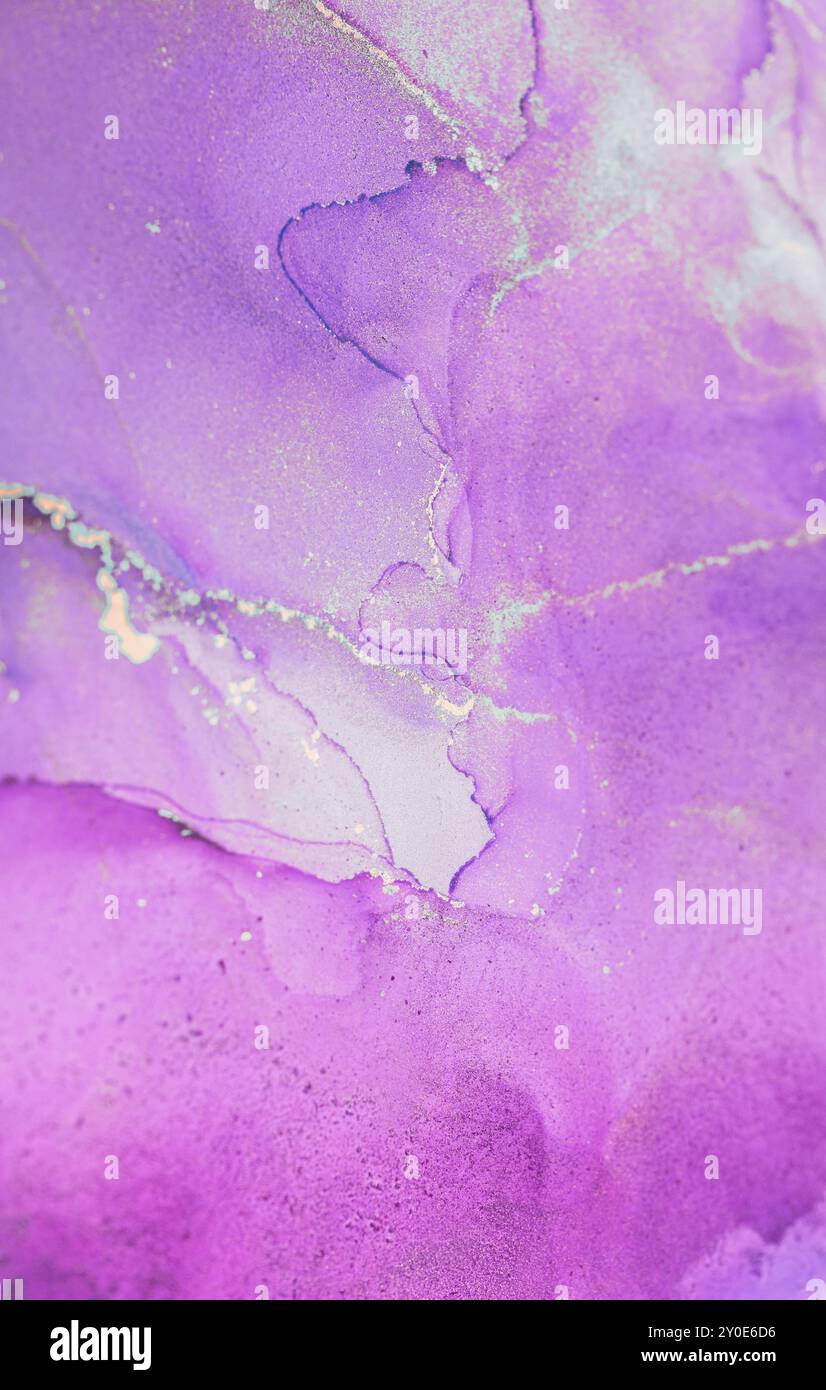 Abstrakte lila fließende Kunst, inspiriert von der Natur, mit sanften Wirbeln und zarten Texturen in einer harmonischen Mischung aus violetten Tönen Stockfoto