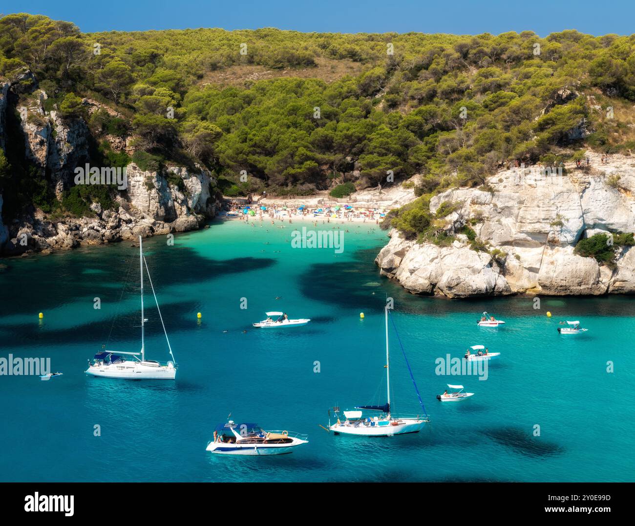 Cala Macarelleta Cala Macarella Privatyachten sitzen im klaren blauen Wasser. Menorca Menorca Spanien. Stockfoto
