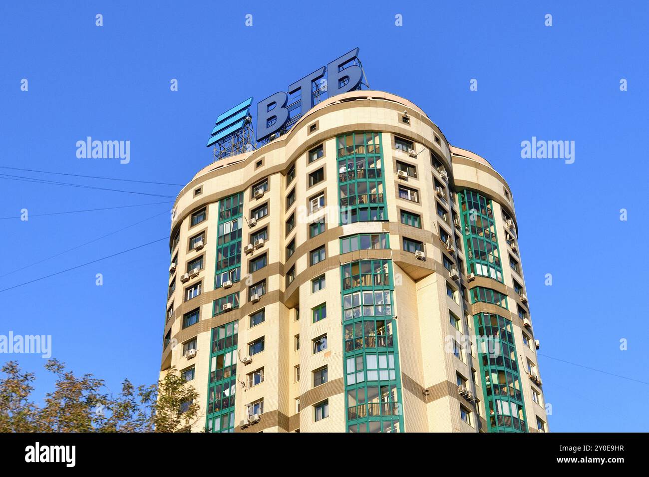Moskau, Russland - 3. August 2024. Werbung der VTB Bank auf dem Dach eines mehrstöckigen Wohngebäudes. BUCHSTABEN Stockfoto