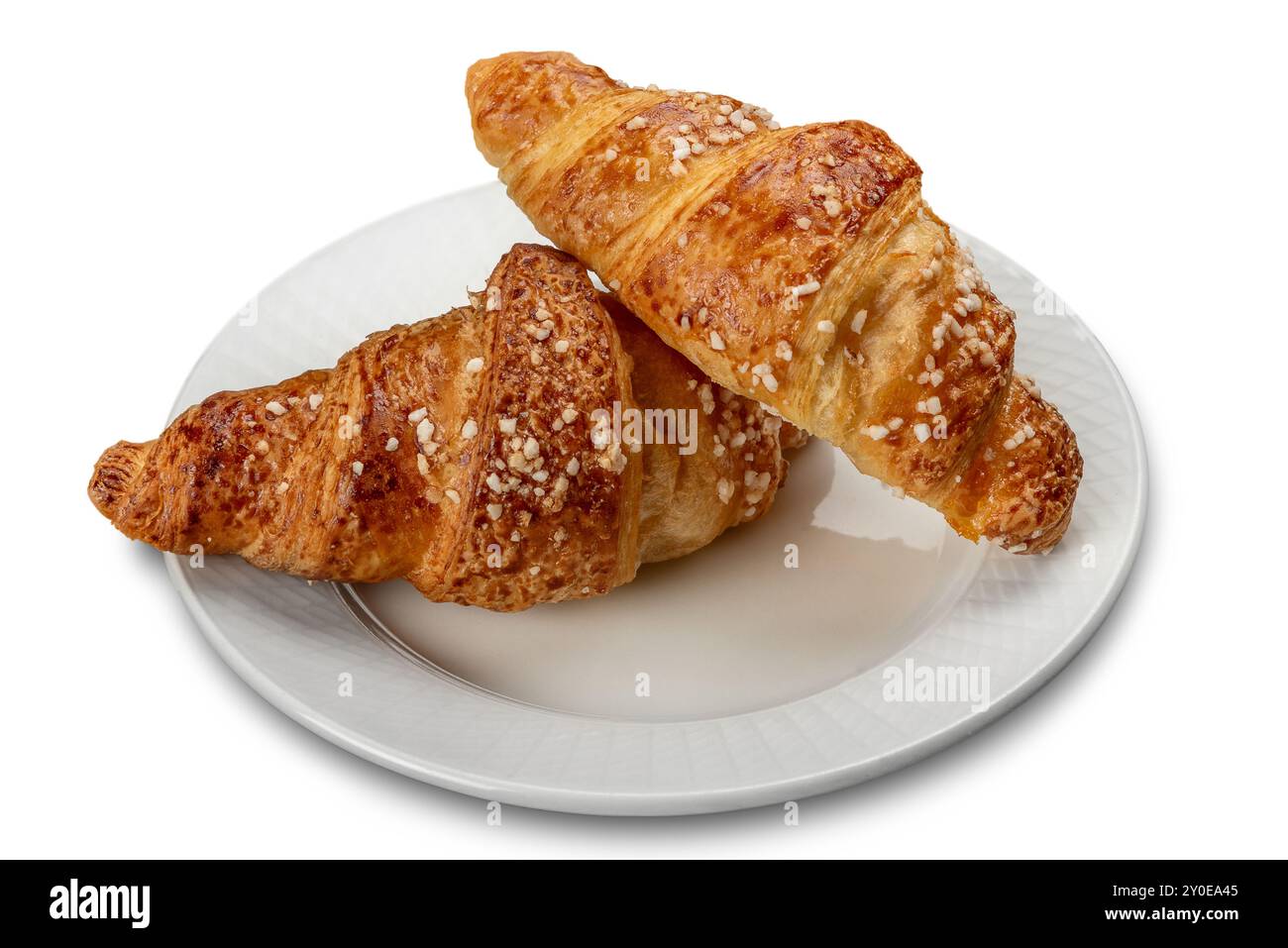 Croissant mit Kristallzucker auf weißer Untertasse isoliert auf weiß mit Schnittpfad im Lieferumfang enthalten Stockfoto