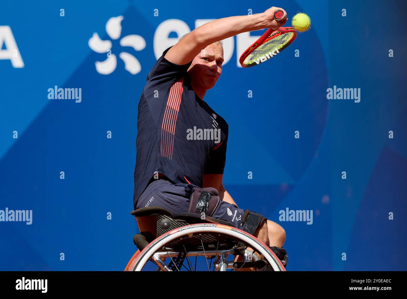 September 2024, Paris, Frankreich. Rollstuhltennis. Ben Bartram aus Großbritannien spielt Tokito Oda aus Japan in der zweiten Runde der Männer im Court Suzanne-Lenglen im Roland-Garros-Stadion. Am 4. Tag der Paralympischen Spiele 2024 in Paris. Credit Roger Bool / Alamy Live News Stockfoto