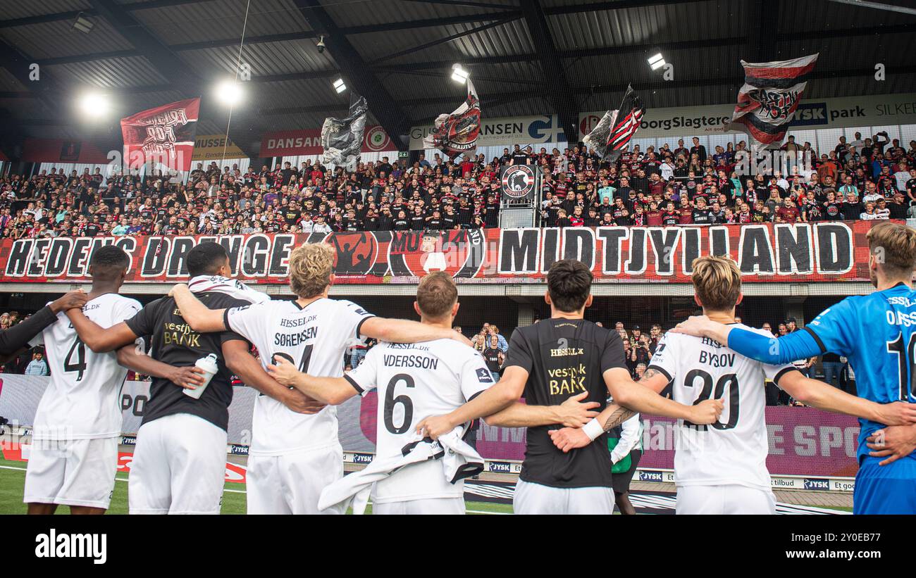 Silkeborg, Dänemark. September 2024. Die Spieler des FC Midtjylland wurden mit den Fans nach dem 3F Superliga-Spiel zwischen Silkeborg IF und FC Midtjylland im Jysk Park in Silkeborg gefeiert. Quelle: Gonzales Photo/Alamy Live News Stockfoto