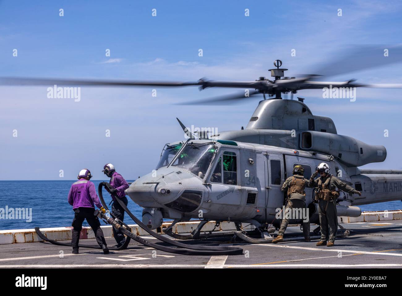 US-Marines, rechts, mit Marine Medium Tiltrotor Squadron 262 (rein.), 31st Marine Expeditionary Unit und US Navy-Seeleuten mit dem Amphibien tran Stockfoto