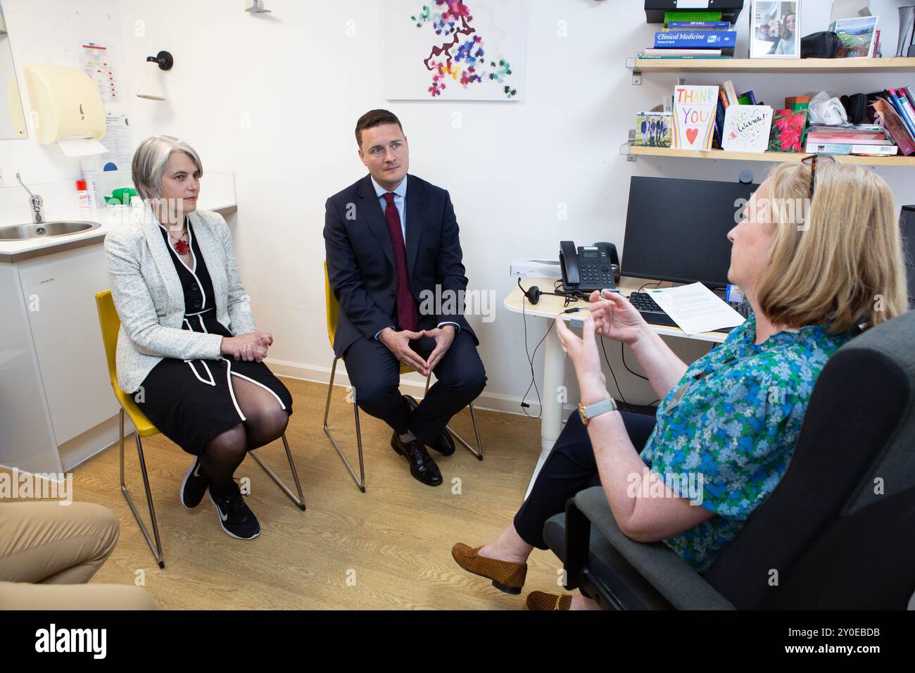 Wes Streeting und Anna Dixon (Labour-Kandidat für den Wahlkreis Shipley) unterhalten sich mit Mitarbeitern der Grange Park Surgery in Burley in Wharfedale. Wes Streeting Stockfoto