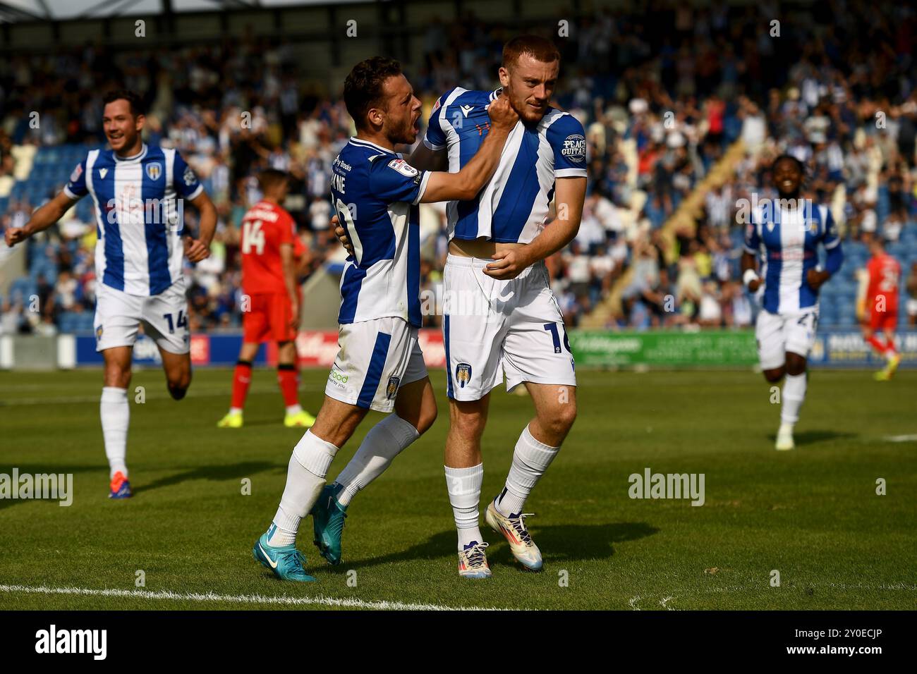 Arthur Read von Colchester United feiert das erste Tor seiner Mannschaft, um mit Jack Payne von Colchester United die Punktzahl 1-0 zu erreichen - Colchester United gegen Milton Keynes Dons, Sky Bet League Two, JobServe Community Stadium, Colchester, Großbritannien - 17. August 2024 nur redaktionelle Verwendung - DataCo-Einschränkungen gelten Stockfoto