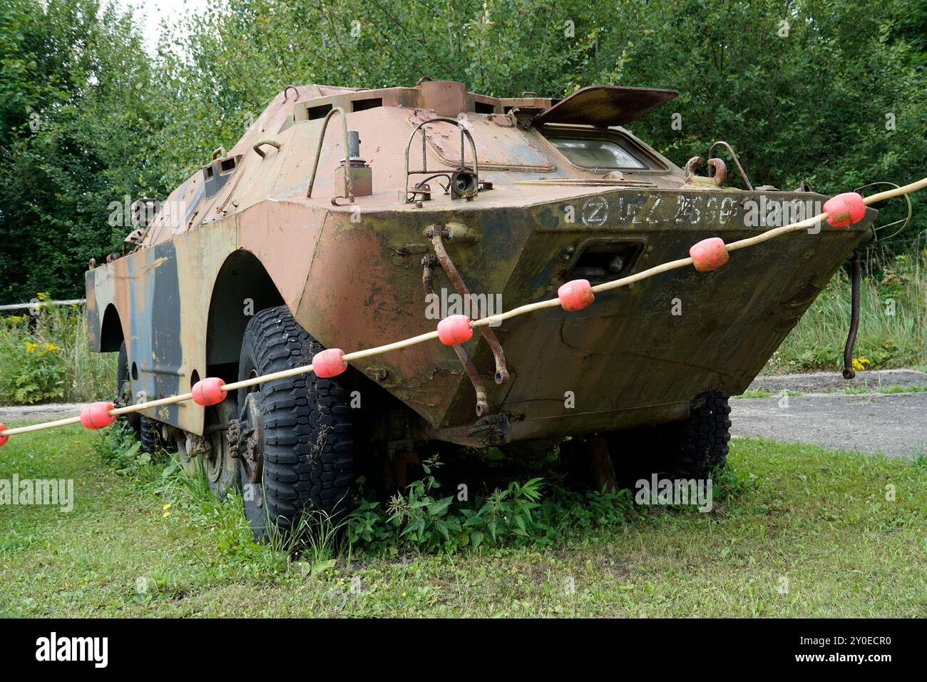 Ludwikowice Klodzkie, Polen - 10. August 2024 - Alter gepanzerter Personalträger im Molke Military Technology Museum Stockfoto