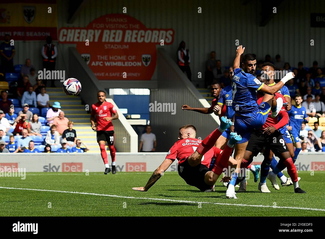 Ben Goodliffe von Colchester United erzielt sein erstes Tor für die Punktzahl 0-1 - AFC Wimbledon gegen Colchester United, Sky Bet League Two, Cherry Red Records Stadium, London, UK - 10. August 2024 nur redaktionelle Verwendung - DataCo-Einschränkungen gelten Stockfoto