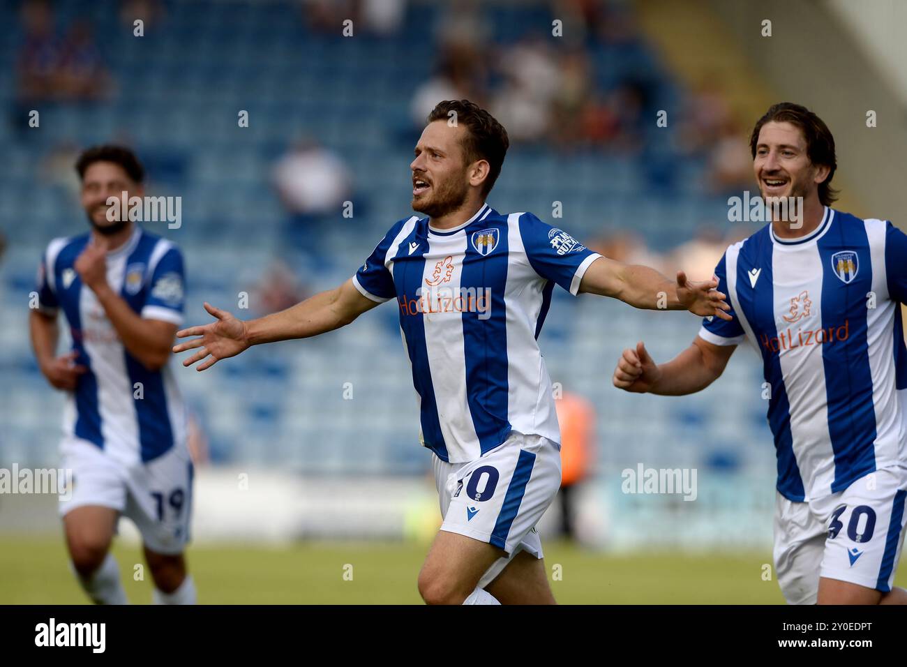 Jack Payne von Colchester United feiert das zweite Tor seiner Mannschaft, um die Punktzahl 2-0 zu erreichen - Colchester United gegen Milton Keynes Dons, Sky Bet League Two, JobServe Community Stadium, Colchester, Großbritannien - 17. August 2024 nur redaktionelle Verwendung - DataCo-Einschränkungen gelten Stockfoto