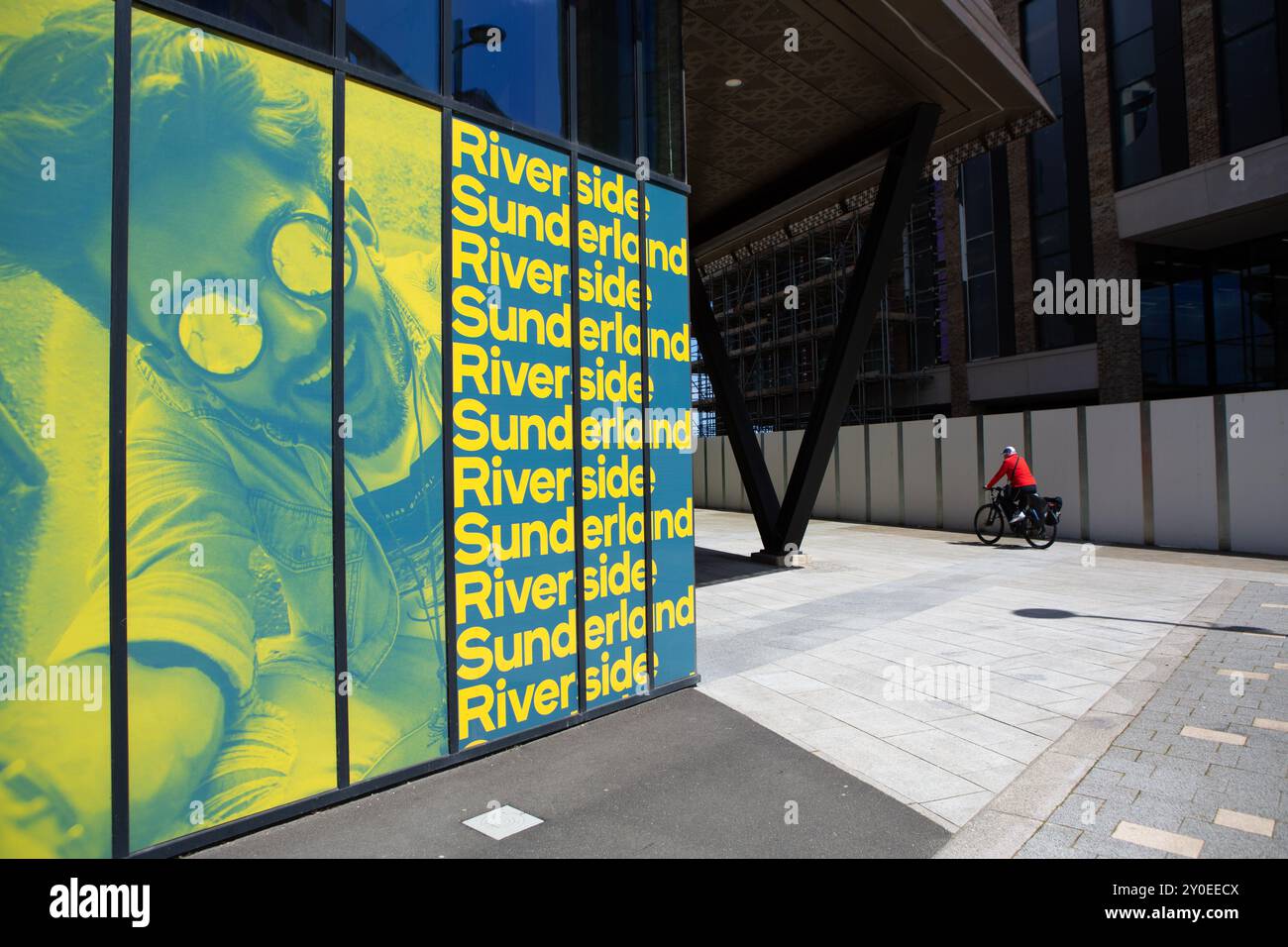 Ein Mann radelt am Beam Bürogebäude im Stadtzentrum von Sunderland vorbei, wo das Riverside-Viertel der Stadt in die Stadt Sunderl umgewandelt wird Stockfoto