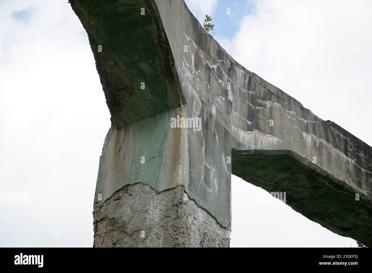 Ludwikowice Klodzkie, Polen - 10. August 2024 - Betonbau namens Mucholapka (Fliegenfänger), erbaut von Nazi-Deutschland während des Zweiten Weltkriegs Stockfoto