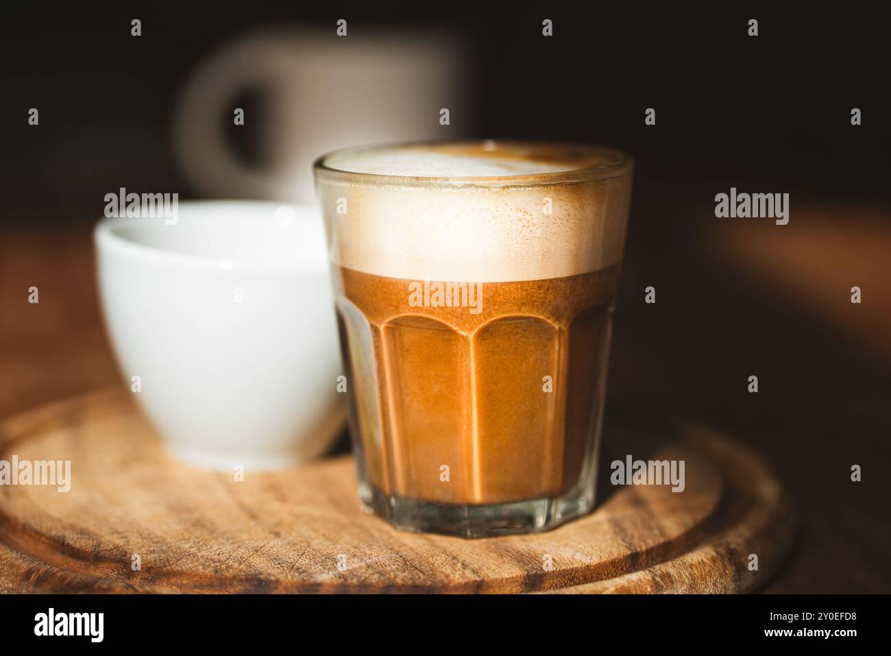 Natürlicher Müslikaffee mit Hafermilch. Warmer Holzhintergrund. Stockfoto