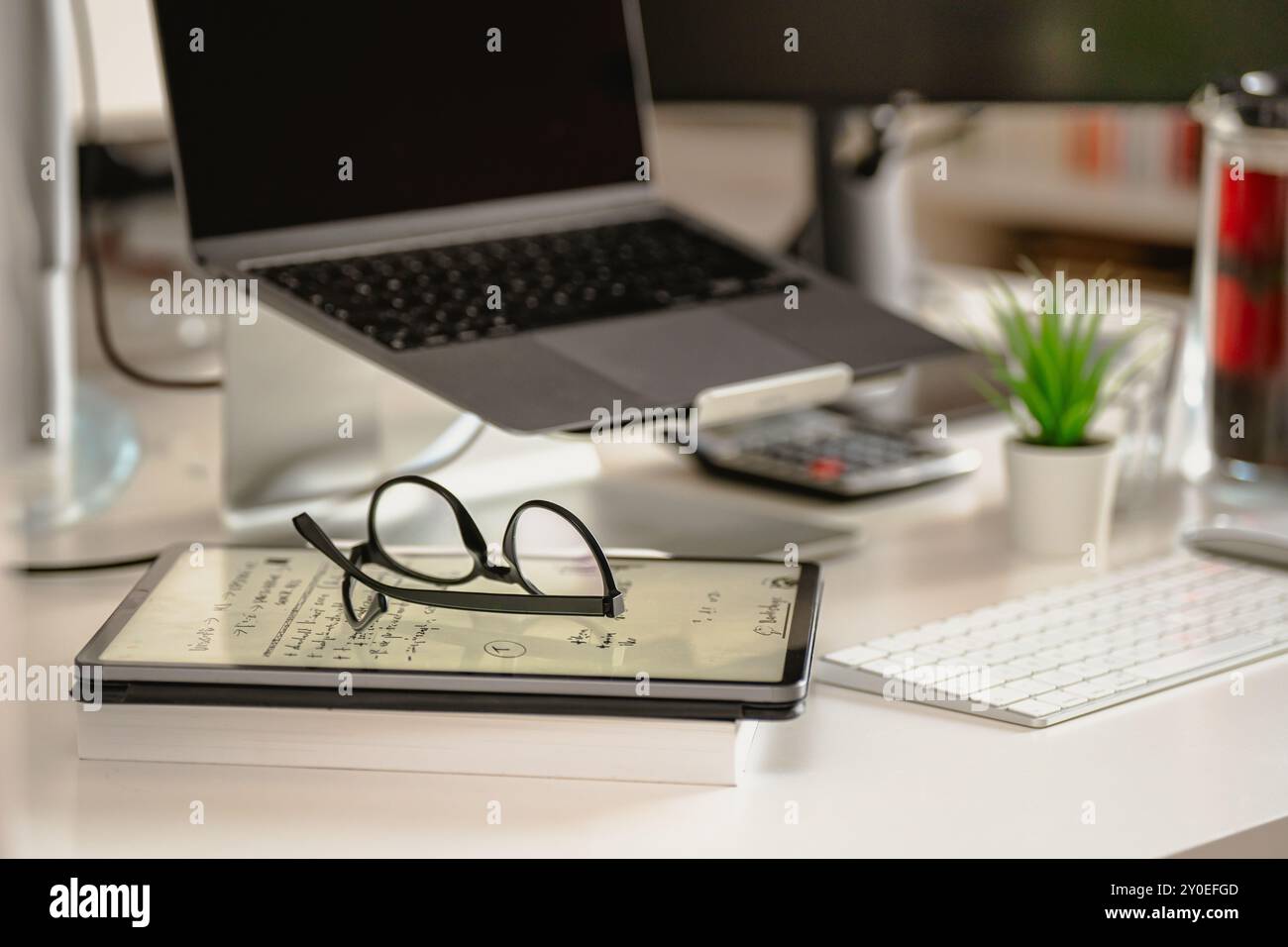 Home Office kreative Arbeitsplatzausstattung. Grafiktablett mit Handschrift auf dem Bildschirm. Laptop-Hintergrund. Stockfoto