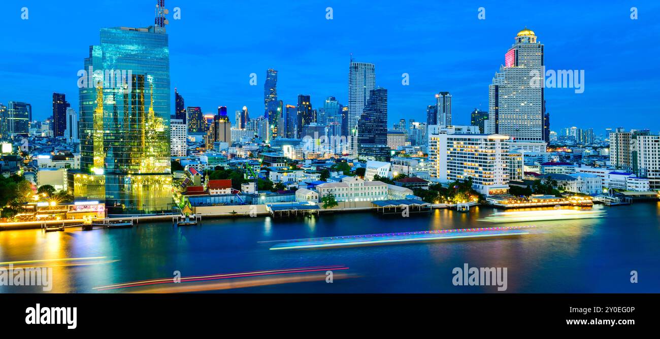 Modernes Gebäude Bangkok Eigentumswohnung zum Leben in der Innenstadt von Bangkok entlang des Chao Phraya River in der Dämmerung Stockfoto