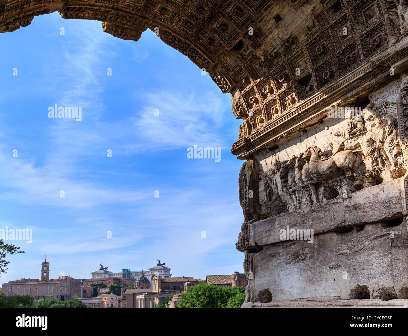 Stadtbild von Rom durch den Triumphbogen des Titus im Forum Romanum, Italien. Stockfoto