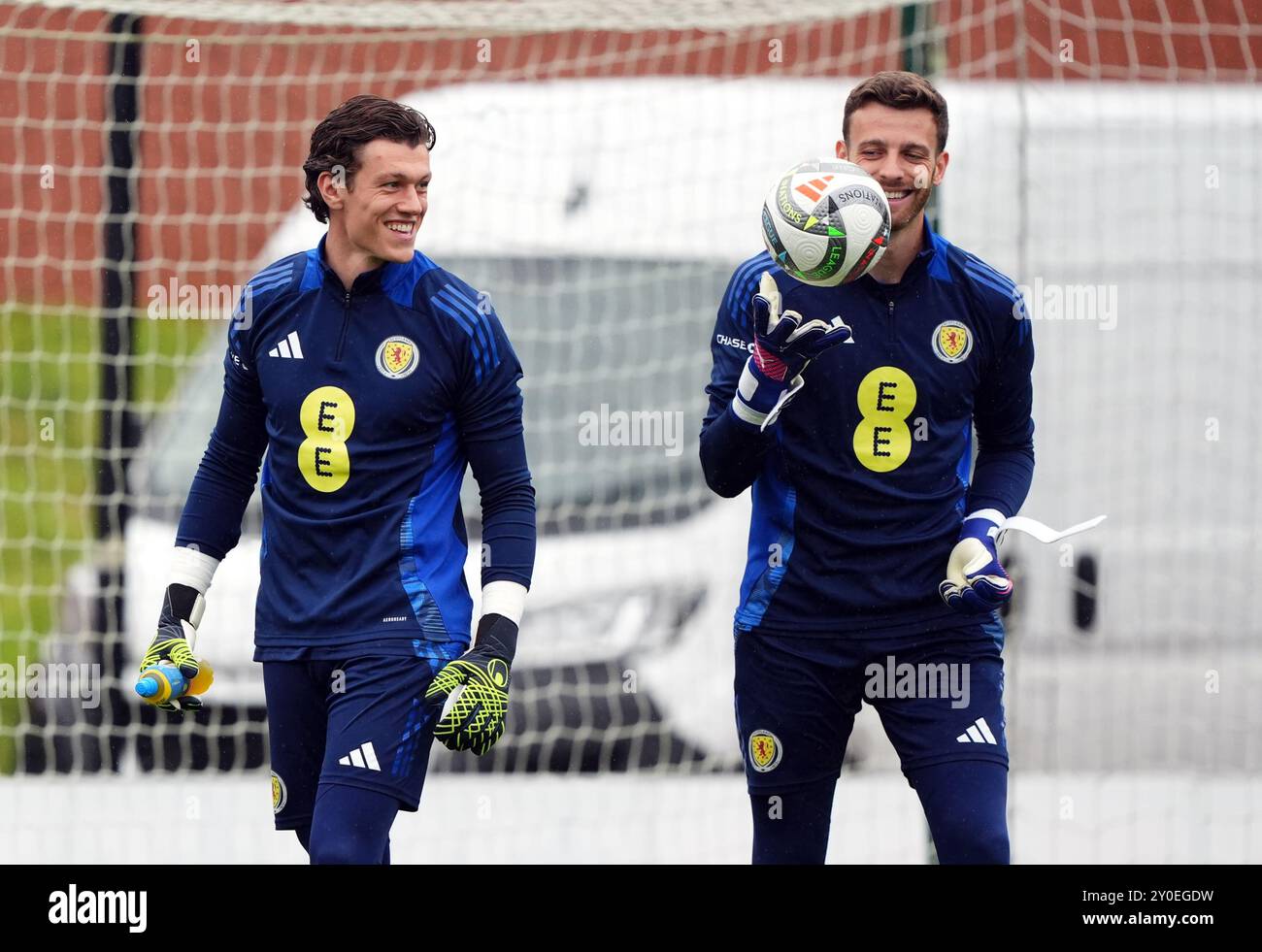 Die schottischen Torhüter Jon McCracken und Angus Gunn während eines Trainings in Lesser Hampden, Glasgow. Bilddatum: Montag, 2. September 2024. Stockfoto