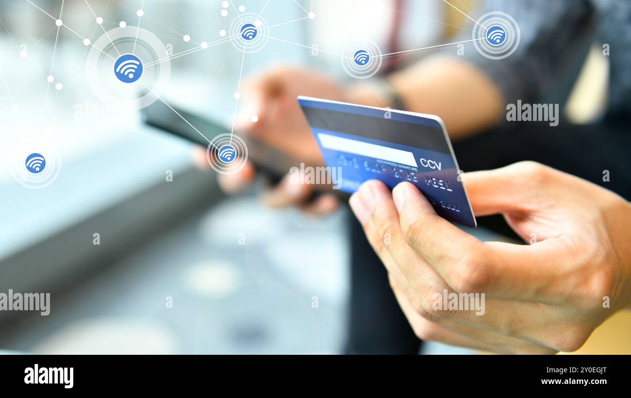 Hände mit Kreditkarte und Smartphone für Online-Shopping, Marketplace-Plattform und digitales Marketingkonzept Stockfoto