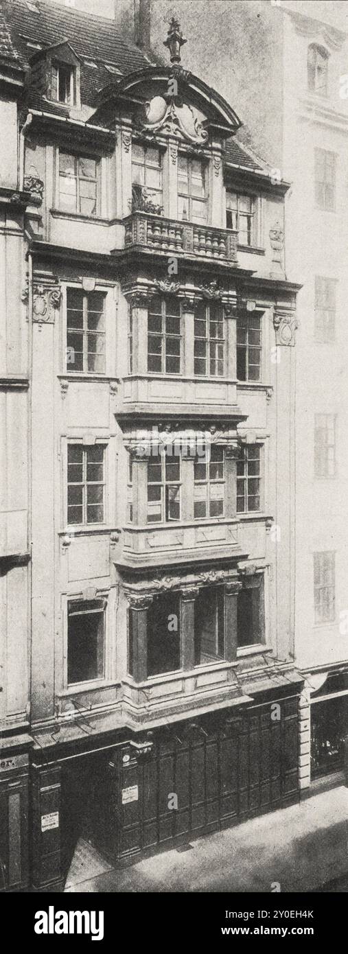 Vintage-Foto von Dresden. Altes Haus an der Schloossstraße Nr. 5. Deutschland. 1903 das schmale, fünfstöckige Haus ähnelt Fehres Bauten. Es hat ein riesiges Erkerfenster in der Mitte, zwei Fenster breit, geteilt durch Pilaster und reich dekorierte Eingeweide. Auf jeder Seite befindet sich ein System von einfachen Fenstern ohne Gesimse. Stockfoto