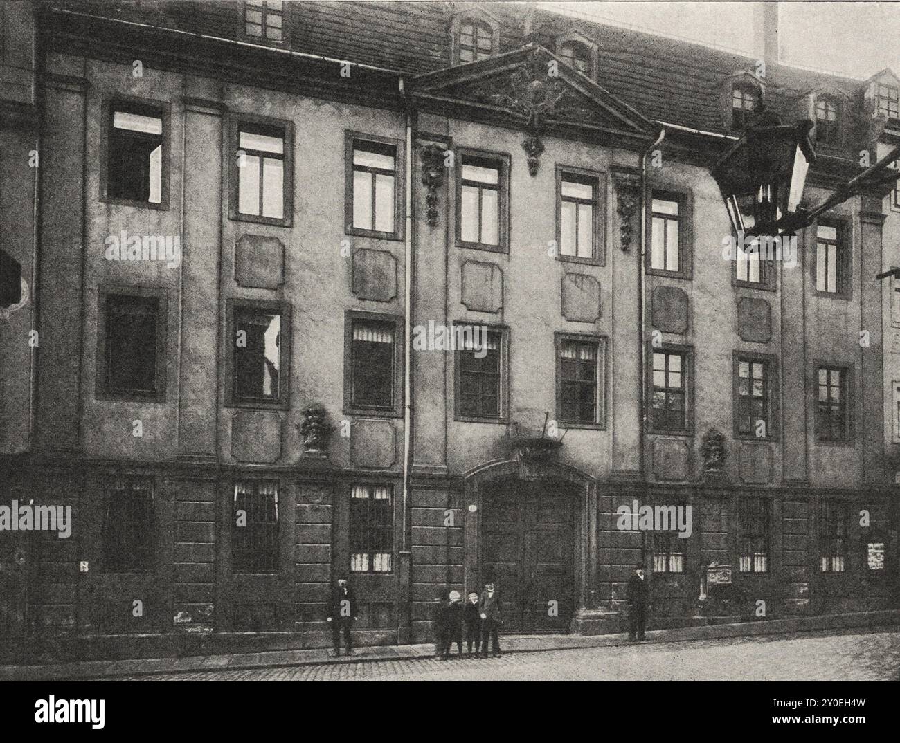 Vintage-Foto von Dresden. Regierungsgebäude in Dresden (heutiges Justizministerium). Deutschland. 1903 nach Hasche wurde das Gebäude in der Meissner Gasse 1733 erbaut. Sponsel zufolge stammt der Entwurf von Poppelmann. Die Fassade hat sich insofern verändert, als sich im ersten Obergeschoss über dem schweren Schlussstein des Tores ursprünglich eine Nische für eine Statue befand, die die beiden Reliefvasen in der Mitte der hinteren Höhe künstlerisch motiviert. Der Grundriss ist einfach und für seinen Zweck als Verwaltungsgebäude geeignet. Zwei herrliche Höfe sind im großen d Stockfoto
