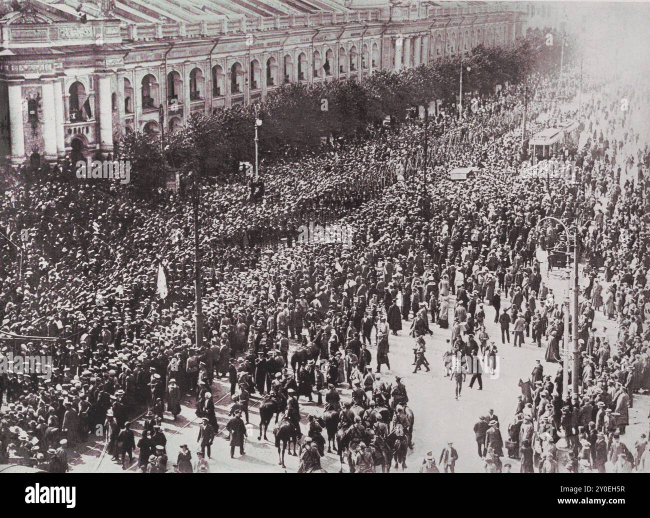 Archivfoto der Revolution in Russland. 13000 voll bewaffnete bolschewistische Seeleute kommen von Kronstadt nach Petrograd, um Korniloff zu bekämpfen. September 1917 Stockfoto