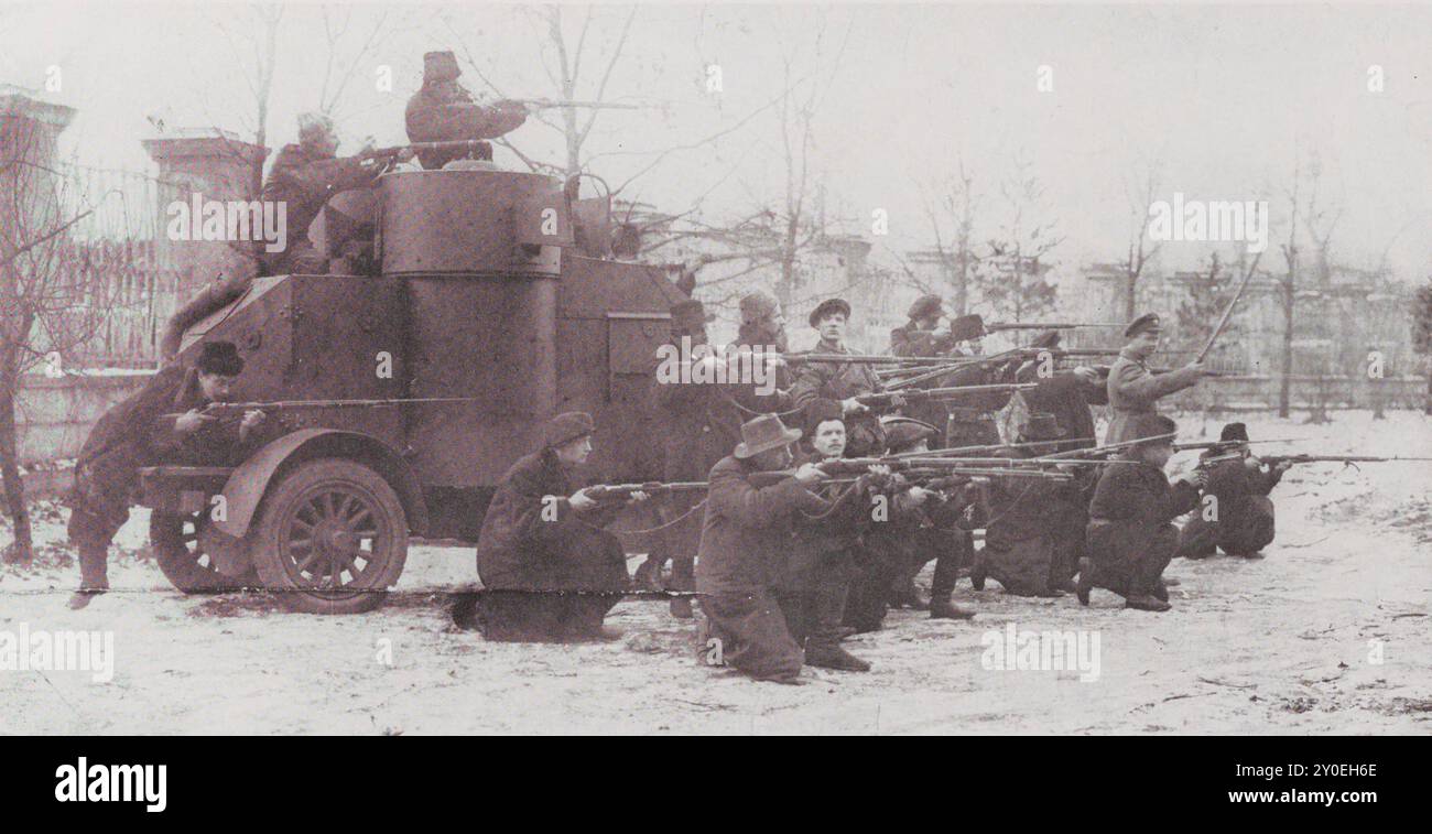 Archivfoto der Revolution in Russland. Revolutionäres Russland. Eine Abteilung der Roten Garde in einem gefangengenommenen gepanzerten Wagen. 1917 Stockfoto