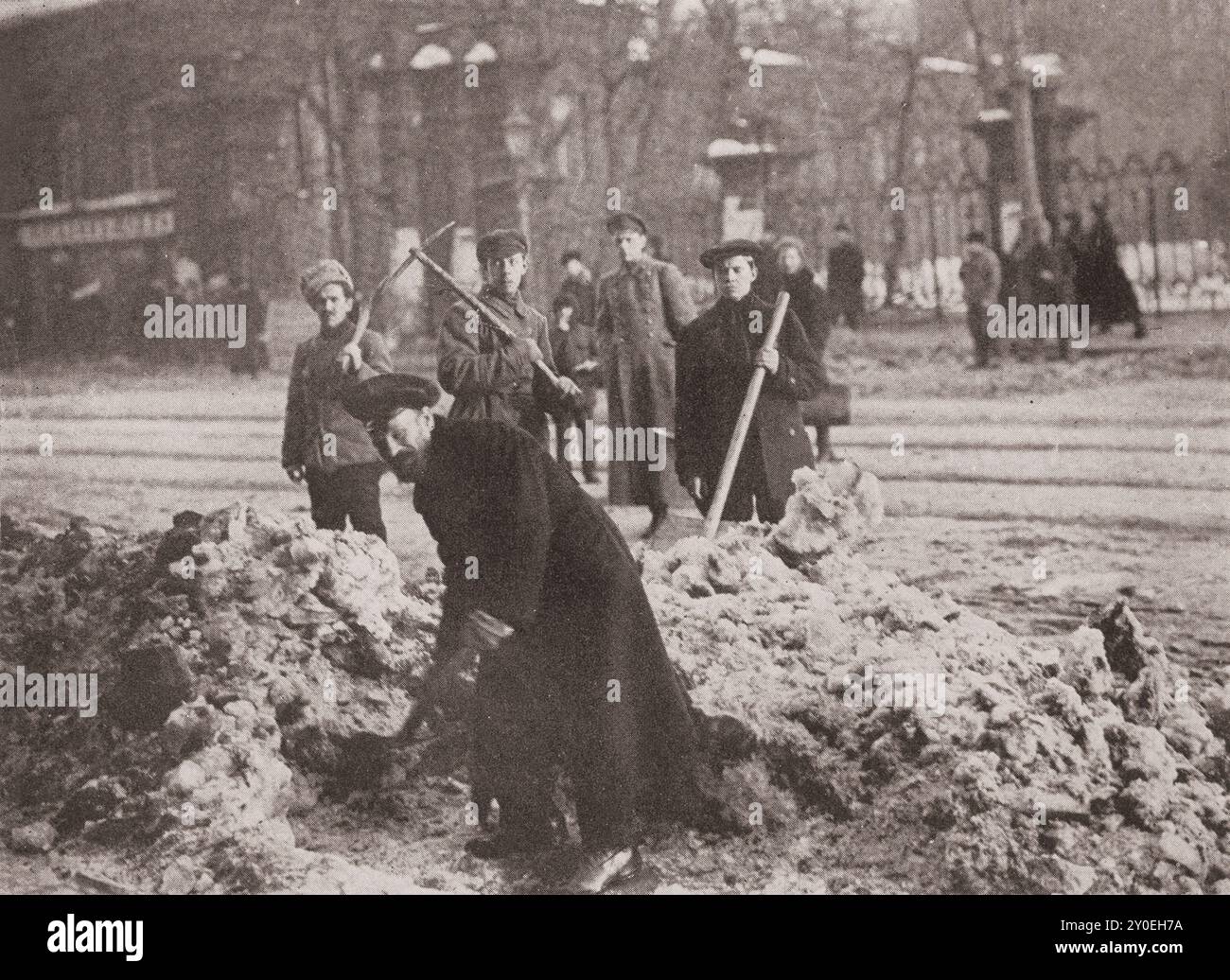 Archivfoto der Revolution in Russland. Bourgeoisie am Arbeitsplatz. 1918 Stockfoto