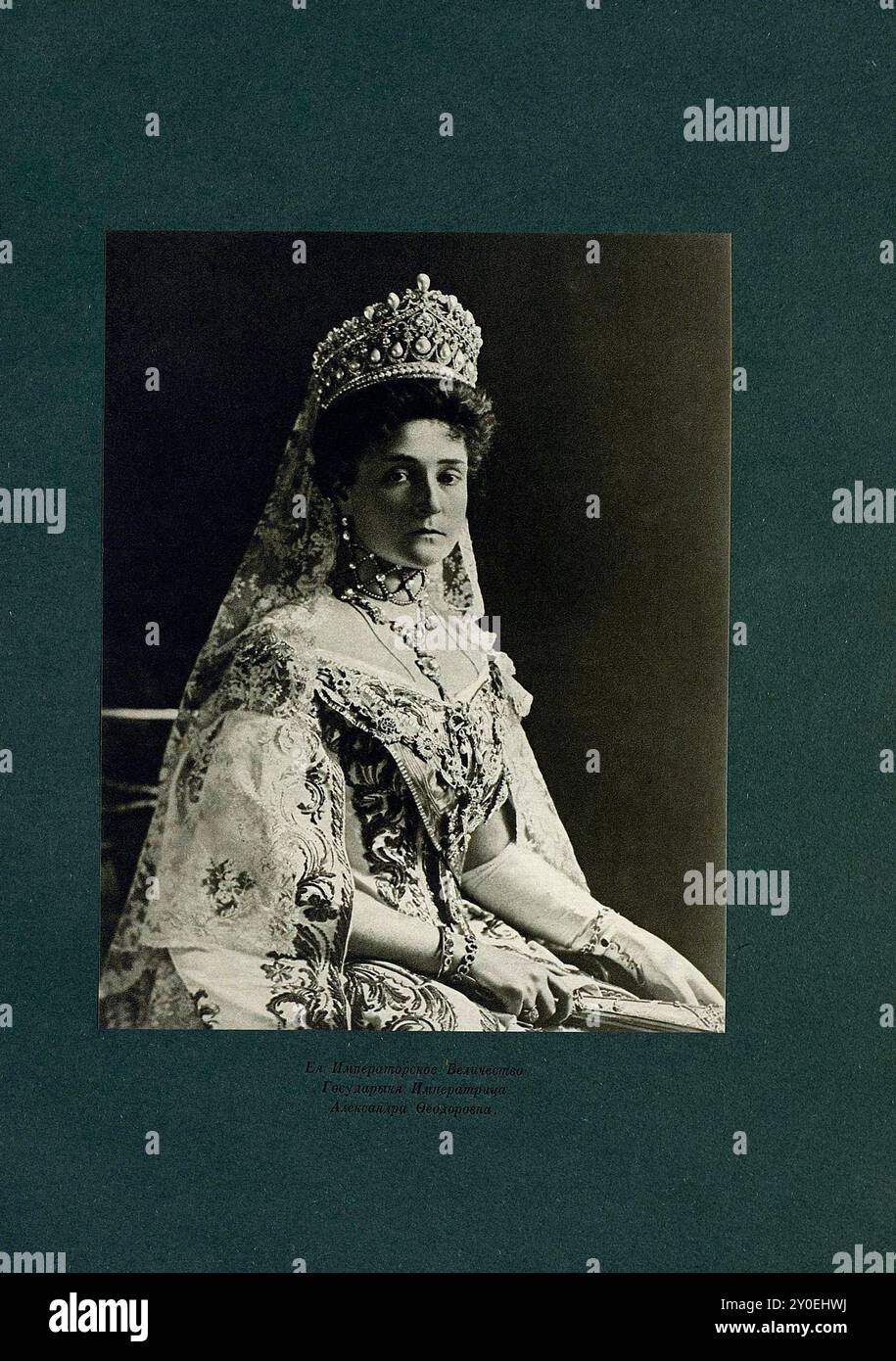 Alexandra Feodorowna (Alix von Hessen). Alexandra Feodorowna (1872–1918), Prinzessin Alix von Hessen und am Rhein, war die letzte Kaiserin Russlands als Gemahlin des Zaren Nikolaus II. Von ihrer Heirat am 26. November 1894 bis zu seiner Zwangsabdankung am 15. März 1917. Als Lieblingsenkelin von Königin Victoria war sie, wie ihre Großmutter, eine der berühmtesten königlichen Trägern der Hämophilie und trug einen hämophilen Erben, Alexej Nikolaevich, Zarewitsch von Russland Stockfoto