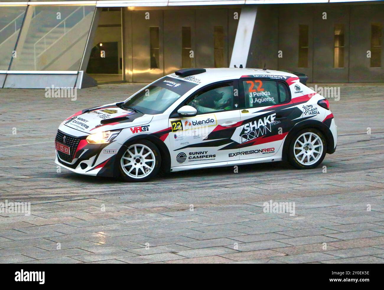 José Manuel Pereda Álvaro mit einem Peugeot 208 Rallyefahrzeug 17. Cristian Lopez Rallye Santander Cantabria Spanien 02/08/2024 Stockfoto