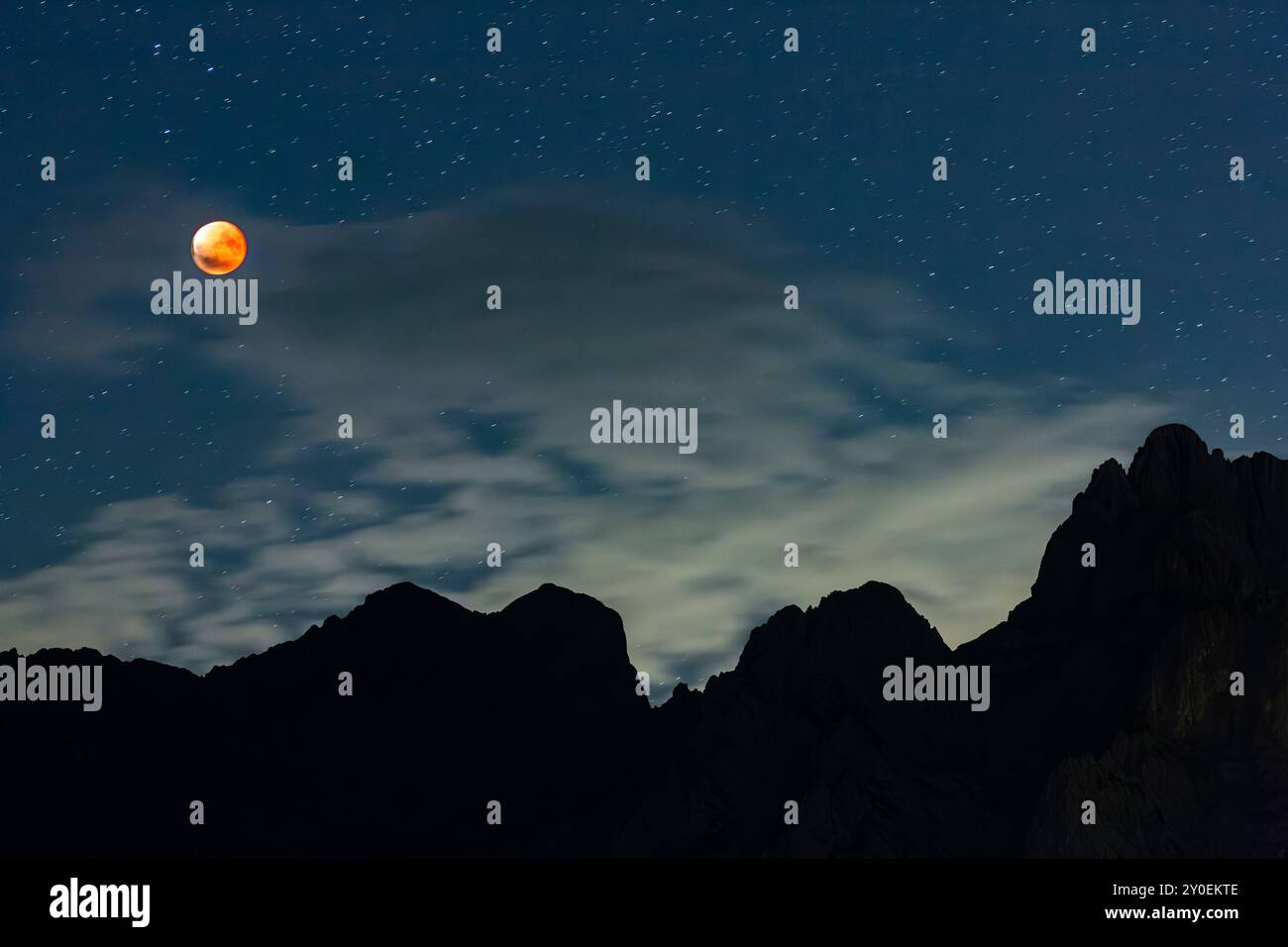 Vollständige Mondfinsternis, Vollmond, Berglandschaft bei Nacht, Karwendelgebirge, Bayern, Deutschland, Europa Stockfoto