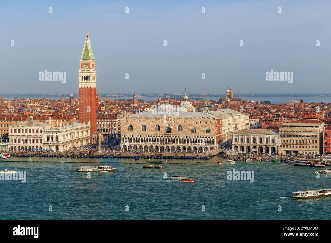 VENEDIG, ITALIEN - 10. SEPTEMBER 2018: Dies ist ein Blick aus der Vogelperspektive auf den Dogenpalast und die Campanila San Marco von der Bucht von Baccino di San Marco. Stockfoto