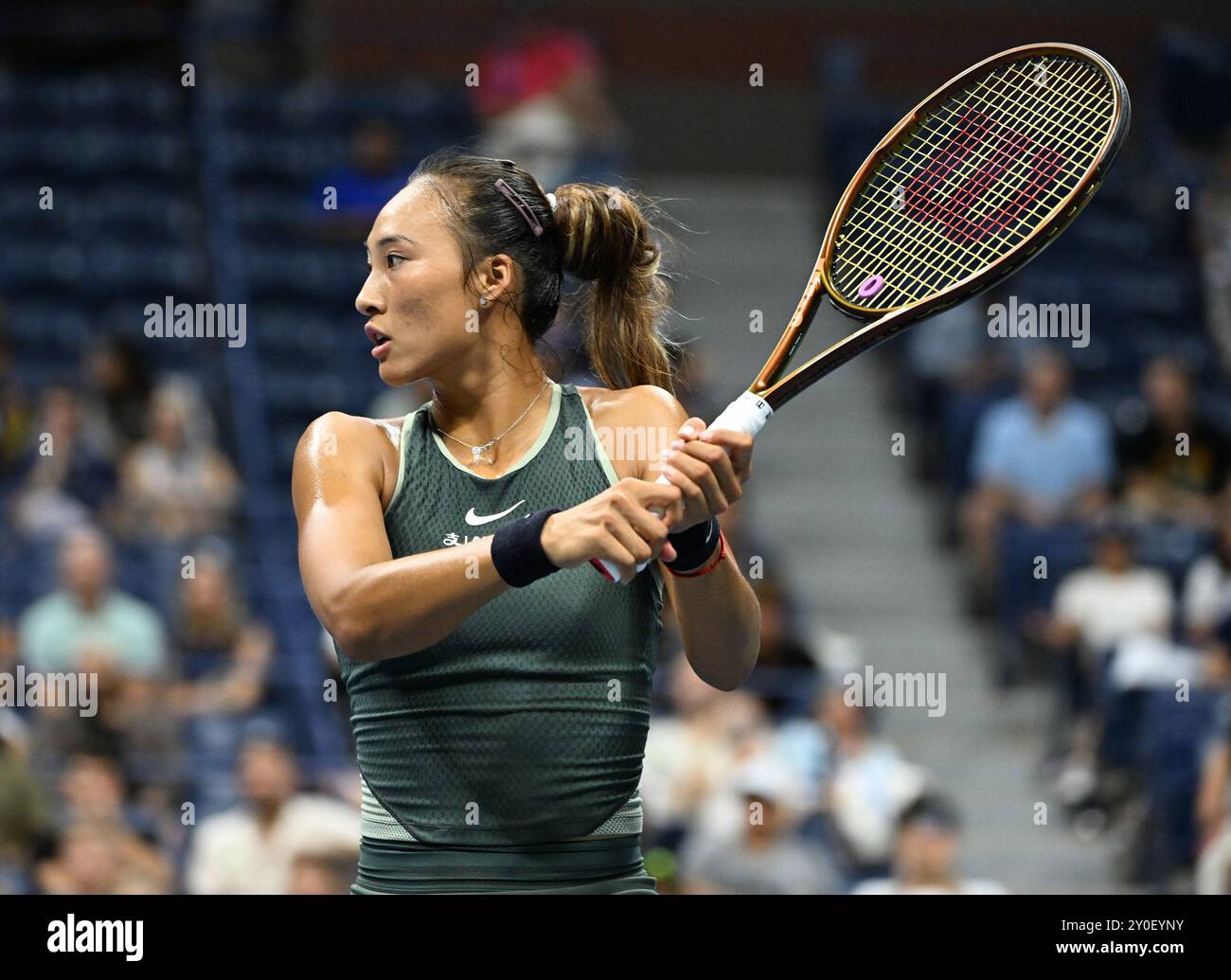 Flushing NY, USA. September 2024. **KEINE NY ZEITUNGEN** Qinwen Zheng gegen Donna Vekic während der US Open 2024 im USTA Billie Jean King National Tennis Center am 1. September 2024 in Flushing Queens. Quelle: Mpi04/Media Punch/Alamy Live News Stockfoto