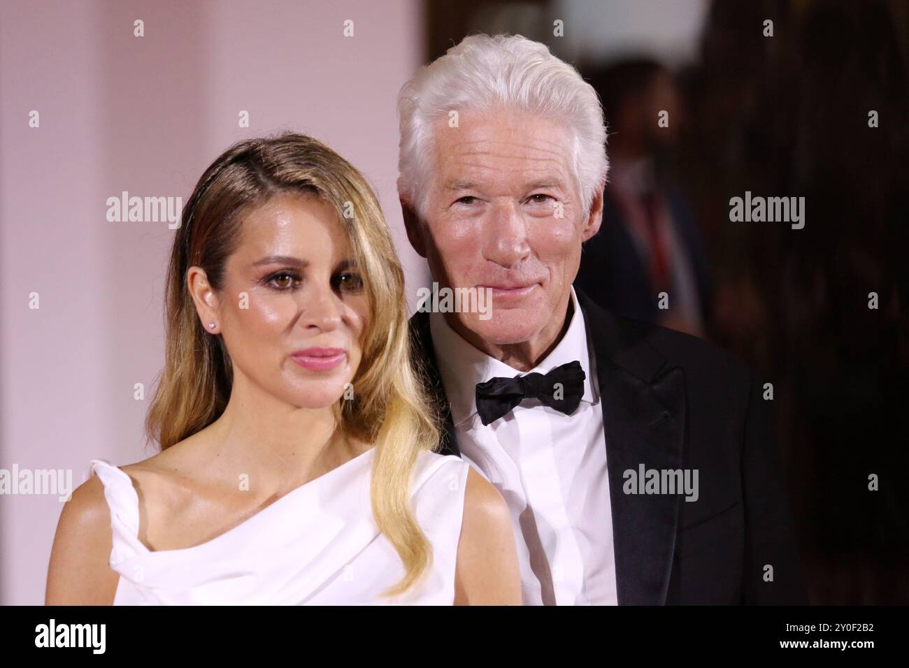 Italien, Lido di Venezia, 1. September 2024: Richard Gere und Alejandra Silva nehmen an den Dreharbeiten des italienischen Venedig-Preises beim 81. Internationalen Filmfestival Venedig am 1. September 2024 in Venedig Teil. Foto © Ottavia Da Re/Sintesi/Alamy Live News Stockfoto