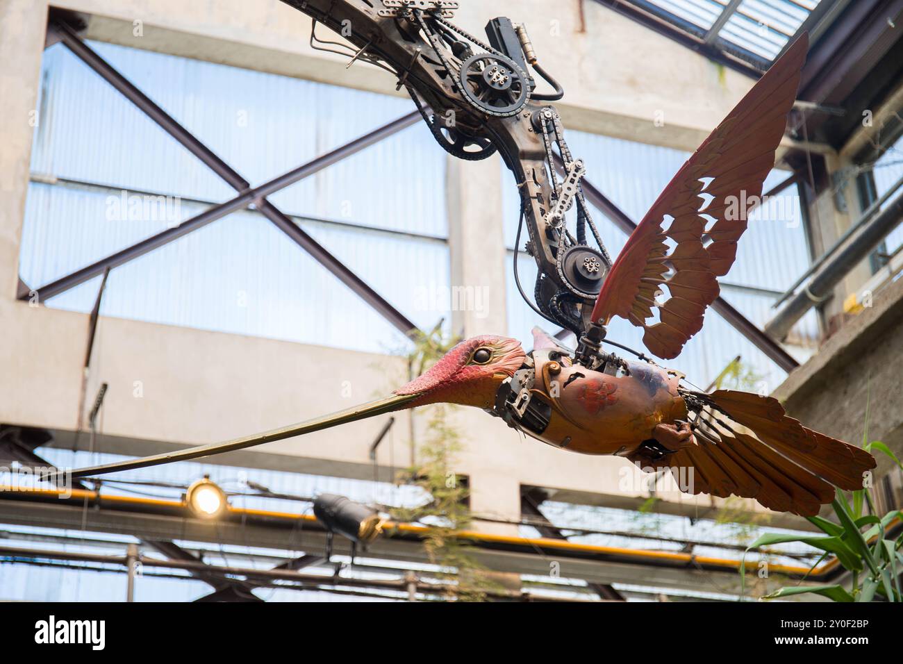 Großer mechanischer Kolibri, der sich in der Galerie de le Machines in Nantes, Frankreich, bewegt. Stockfoto