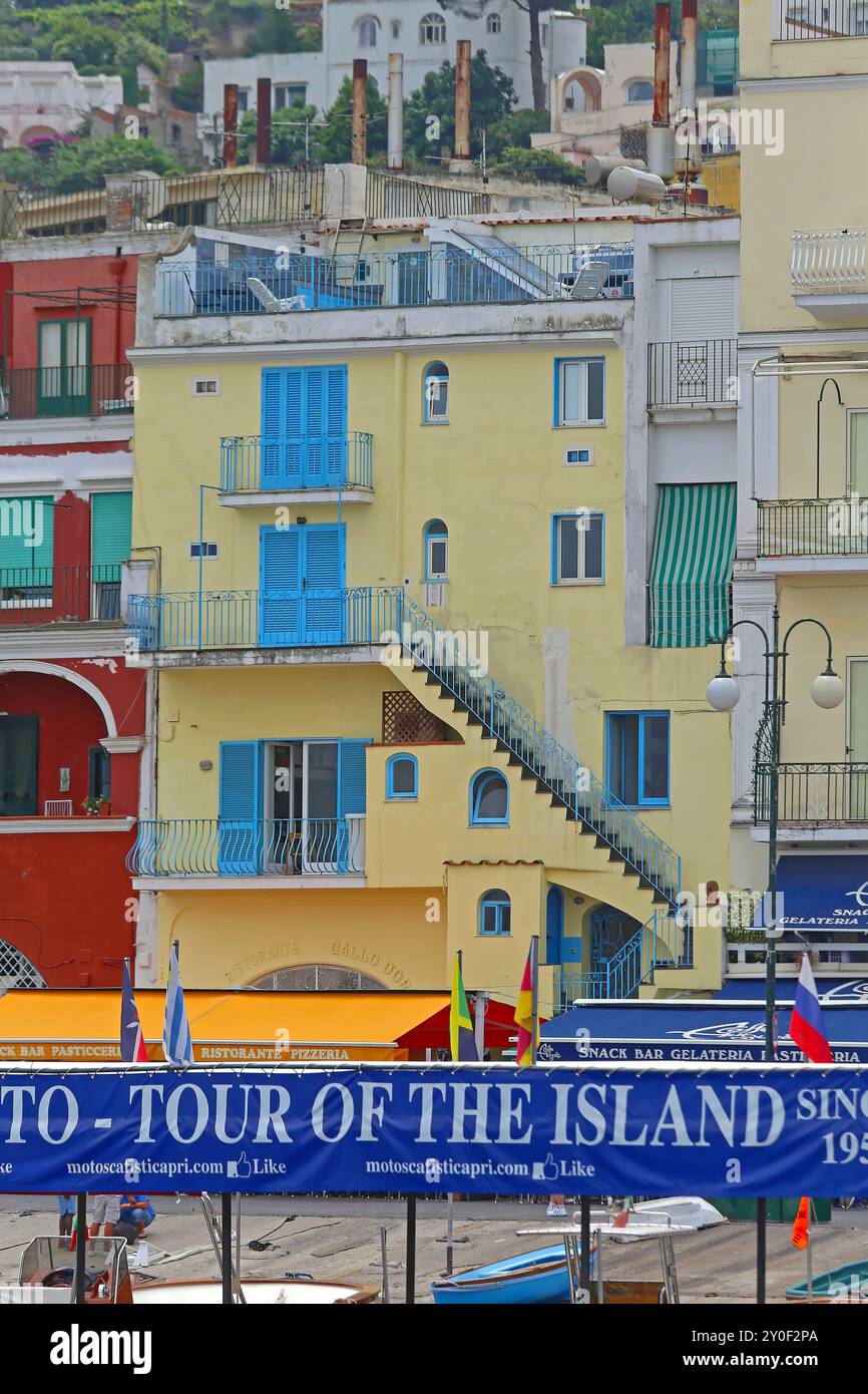 Capri, Italien - 26. Juni 2014: Tour durch die farbenfrohen Häuser auf der Insel Banner Restaurant Pizza Snack Bar Sign Summer Day Travel Vacation. Stockfoto