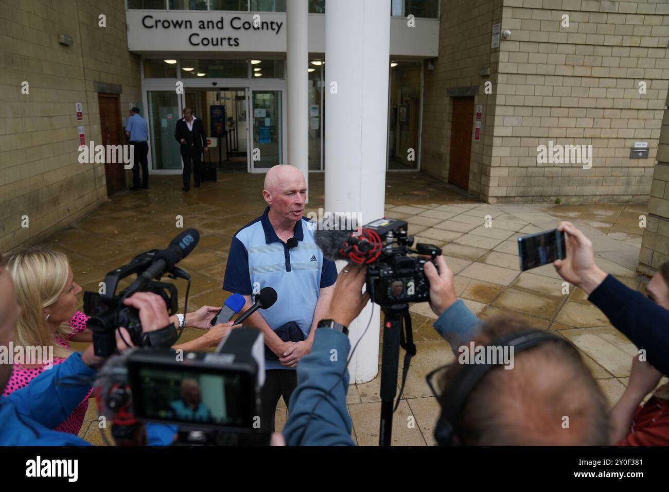 Raymond Connolly, der konservative Stadtrat von West Northamptonshire, spricht vor dem Northampton Crown Court vor den Medien, nachdem seine Frau Lucy Connolly sich schuldig bekannte, einen Social-Media-Beitrag veröffentlicht zu haben, der Rassenhass gegen Asylsuchende aufrührt. Bilddatum: Montag, 2. September 2024. Stockfoto