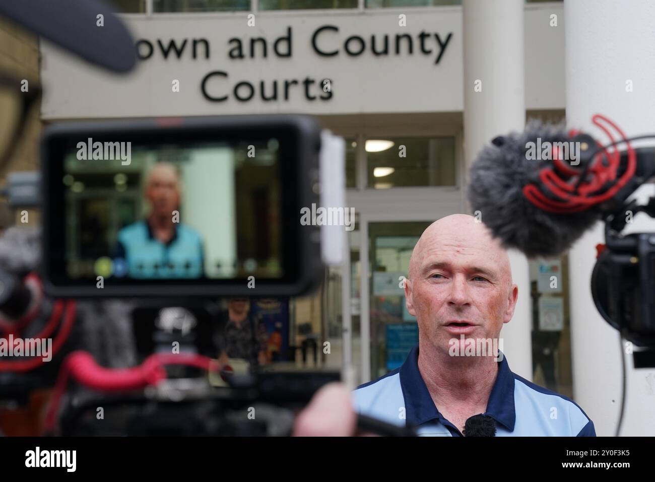 Raymond Connolly, der konservative Stadtrat von West Northamptonshire, spricht vor dem Northampton Crown Court vor den Medien, nachdem seine Frau Lucy Connolly sich schuldig bekannte, einen Social-Media-Beitrag veröffentlicht zu haben, der Rassenhass gegen Asylsuchende aufrührt. Bilddatum: Montag, 2. September 2024. Stockfoto