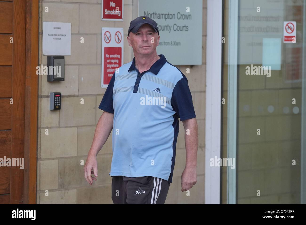 Der konservative Stadtrat von West Northamptonshire Raymond Connolly vor dem Northampton Crown Court, nachdem seine Frau Lucy Connolly sich schuldig bekannt hatte, einen Social-Media-Beitrag veröffentlicht zu haben, der Rassenhass gegen Asylsuchende aufrührt. Bilddatum: Montag, 2. September 2024. Stockfoto