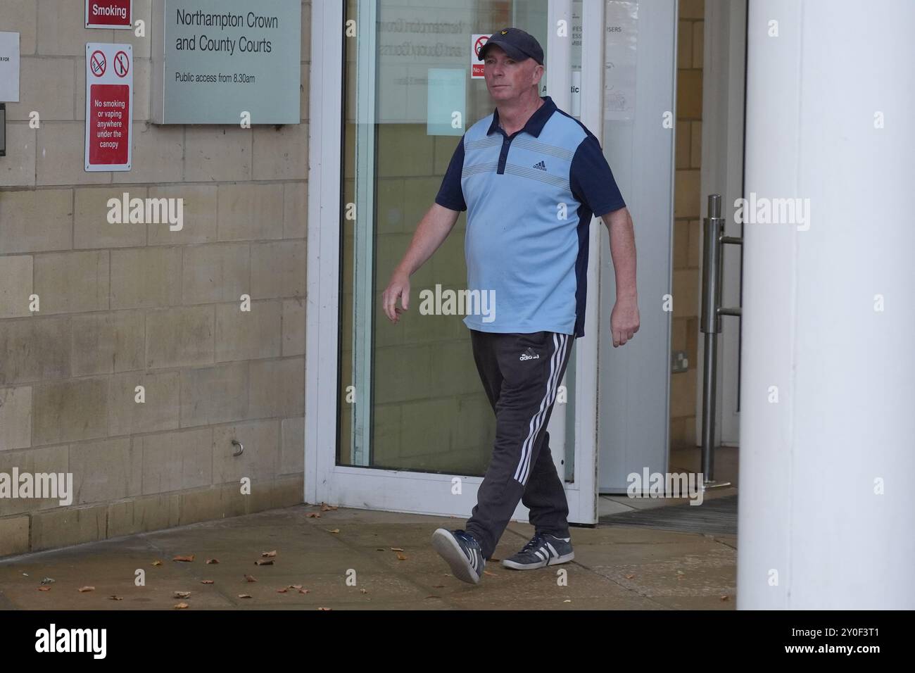 Der konservative Stadtrat von West Northamptonshire Raymond Connolly vor dem Northampton Crown Court, nachdem seine Frau Lucy Connolly sich schuldig bekannt hatte, einen Social-Media-Beitrag veröffentlicht zu haben, der Rassenhass gegen Asylsuchende aufrührt. Bilddatum: Montag, 2. September 2024. Stockfoto