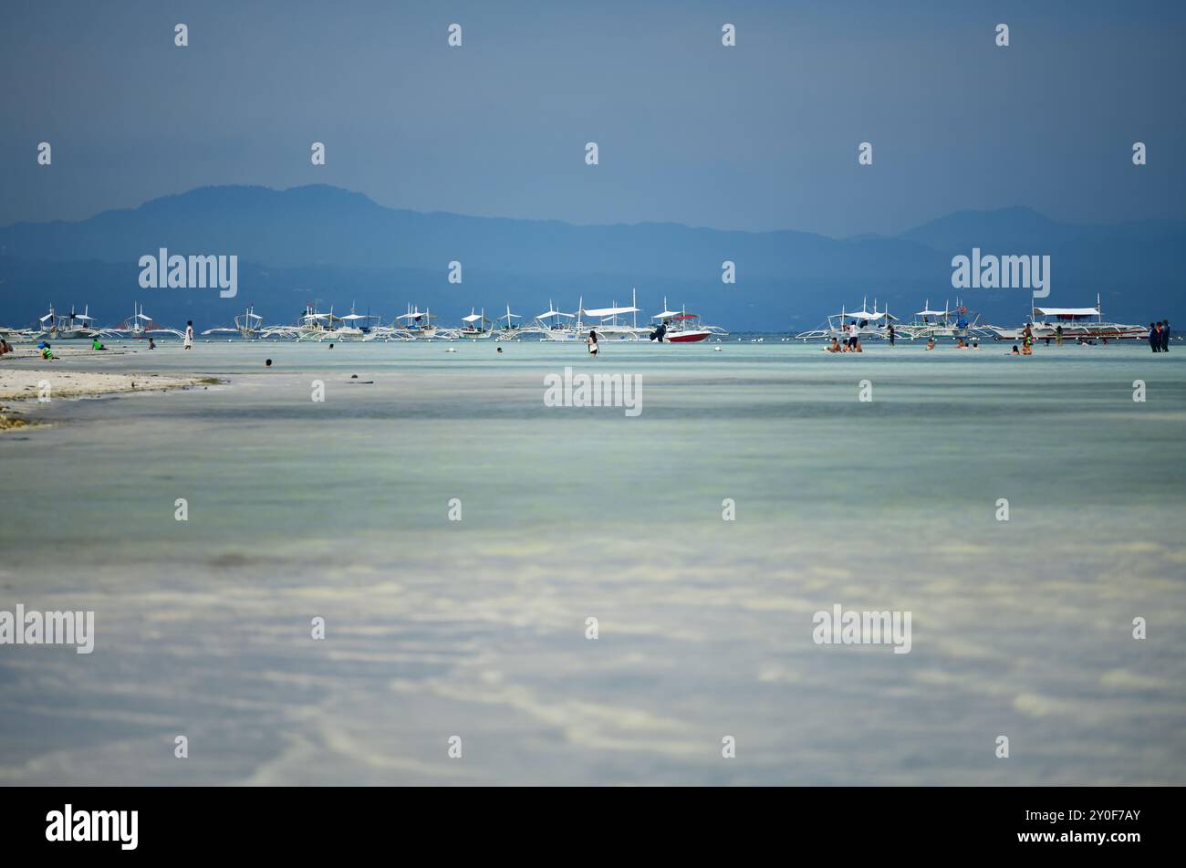 Touristen und Boote am Dumaluan Beach. Bohol, Philippinen Stockfoto