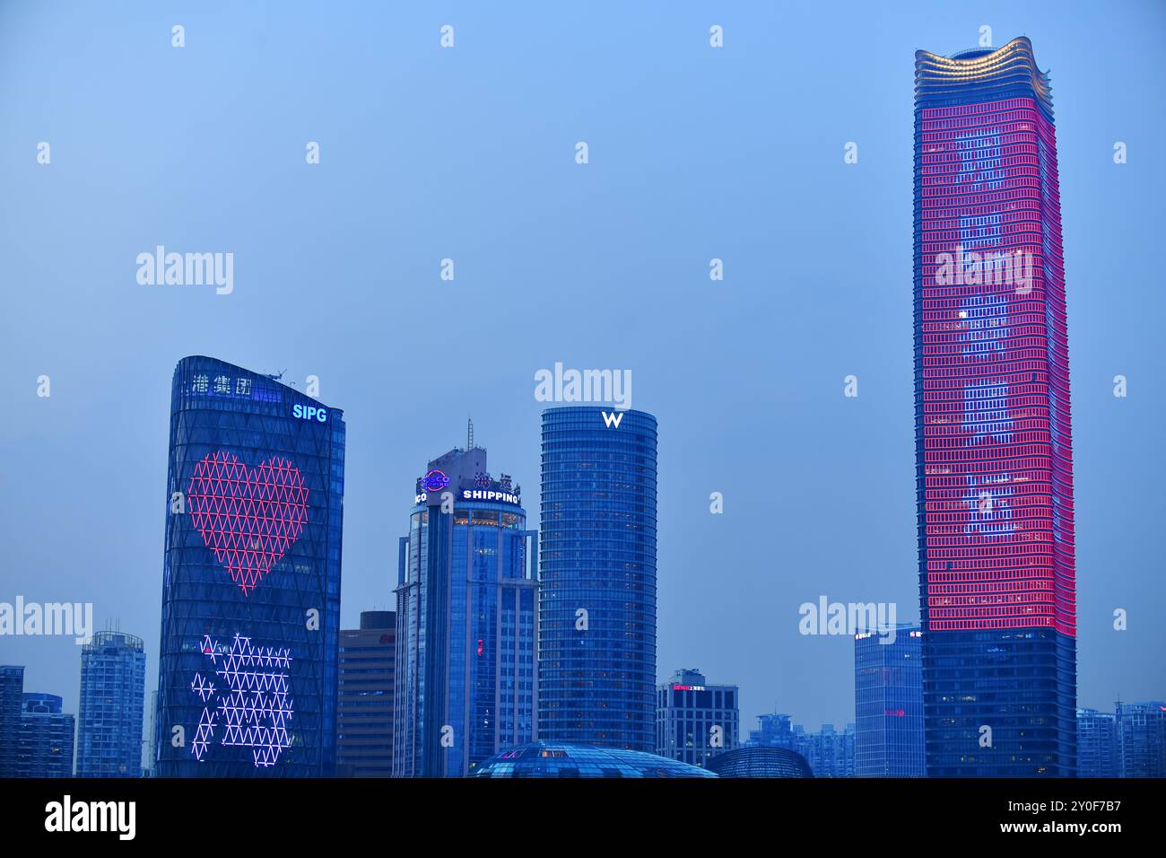 Gebäude von COSCO Shipping und Shanghai International Port Group SIPG beleuchtet am Abend. Shanghai, China. Stockfoto